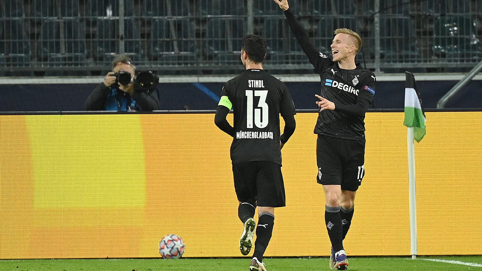 Borussias Lars Stindl und Oscar Wendt bejubeln den Treffer zum 4:0 im Spiel gegen Schachtar Donezk.