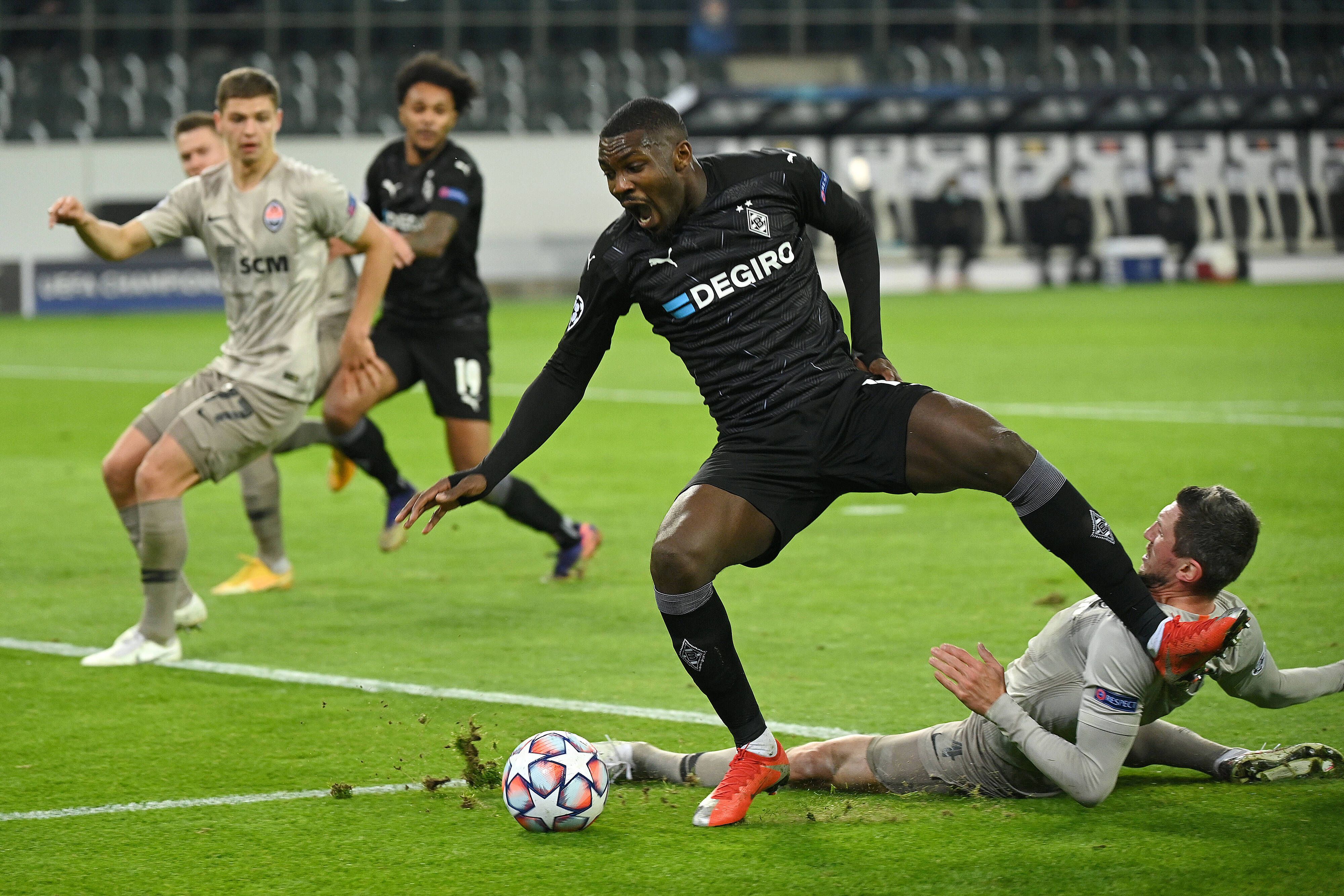 Borussias Marcus Thuram (2.v.r.) zieht gegen Schachtar Donezk einen Elfmeter.