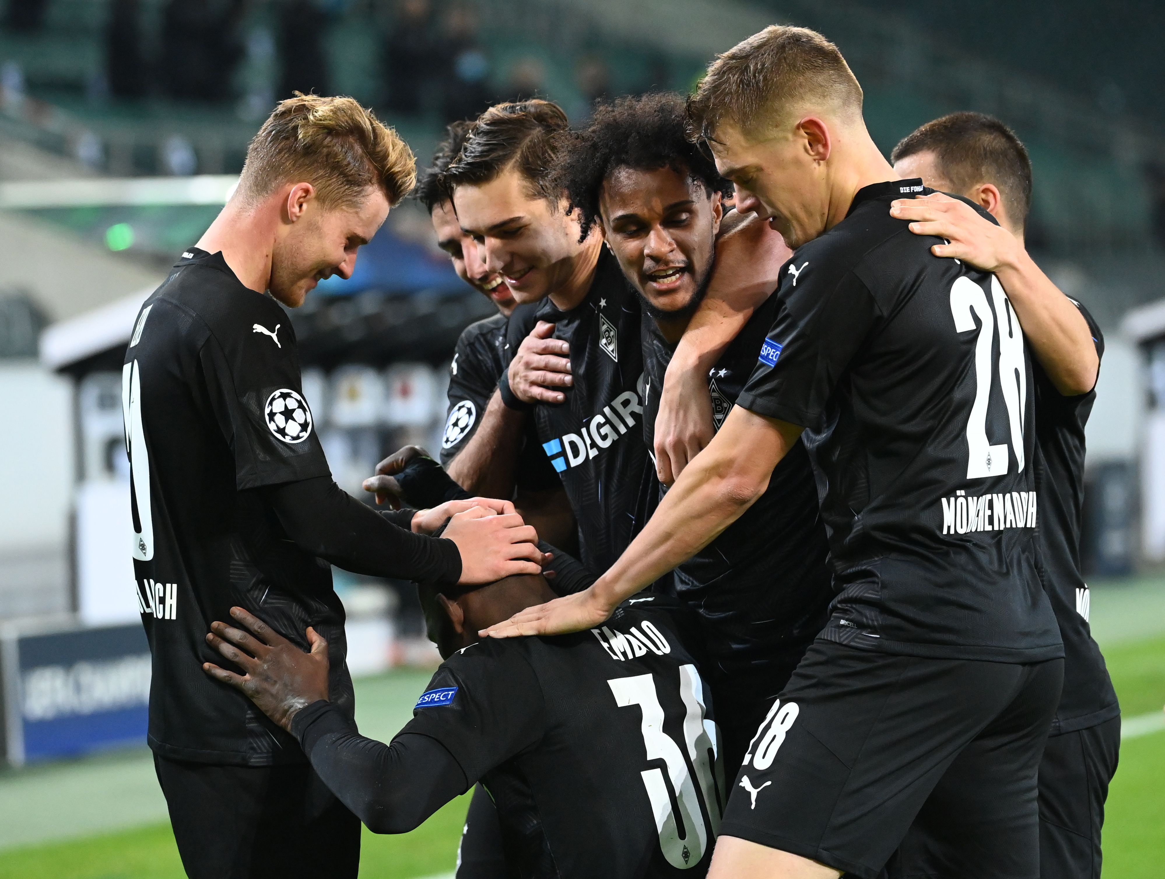 Borussias spielen jubeln nach einem Tor gegen Schachtar Donezk.
