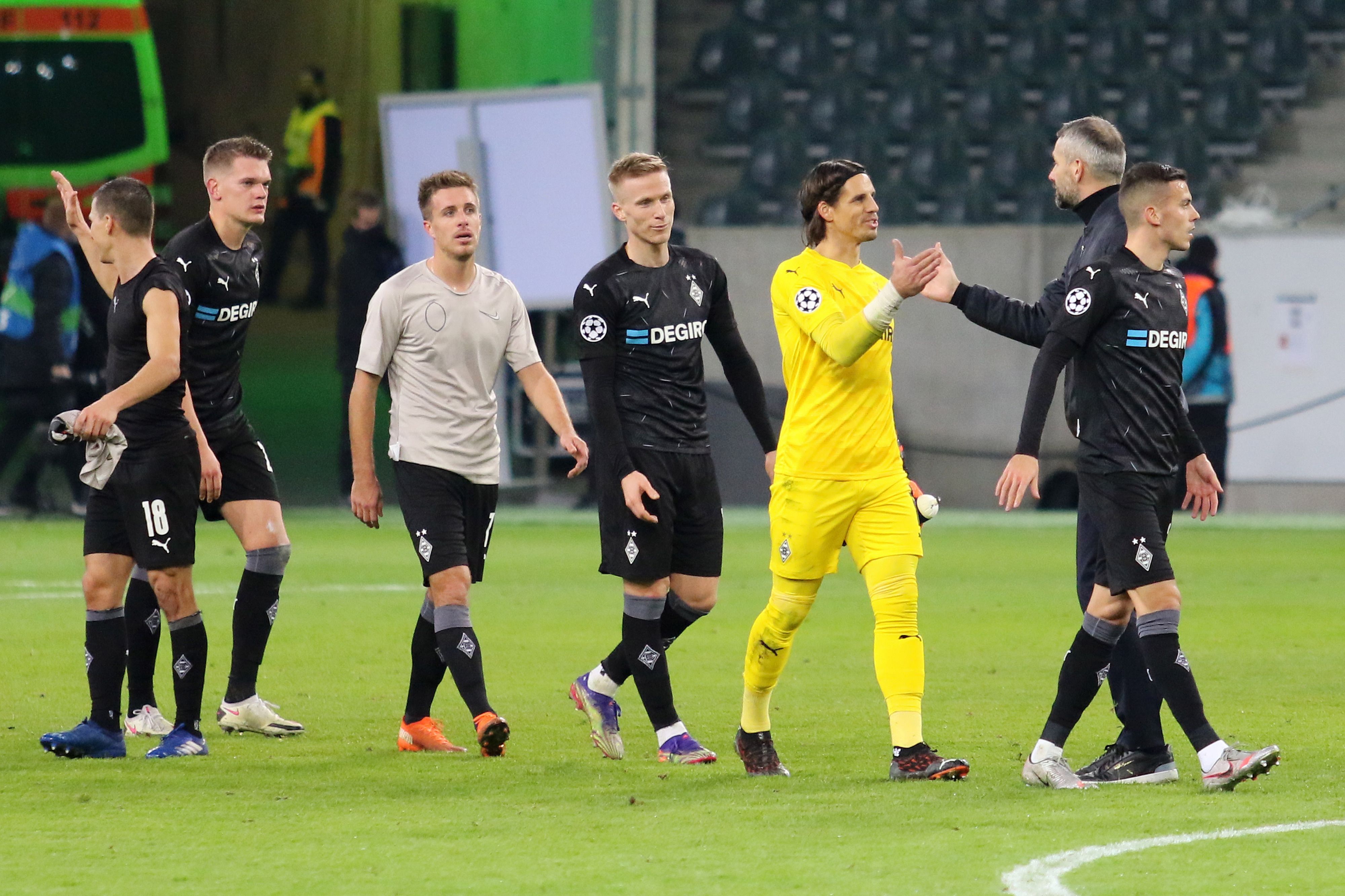 Das Team von Borussia Mönchengladbach freut sich nach dem 4:0-Sieg gegen Schachtar Donezk über den Sieg.