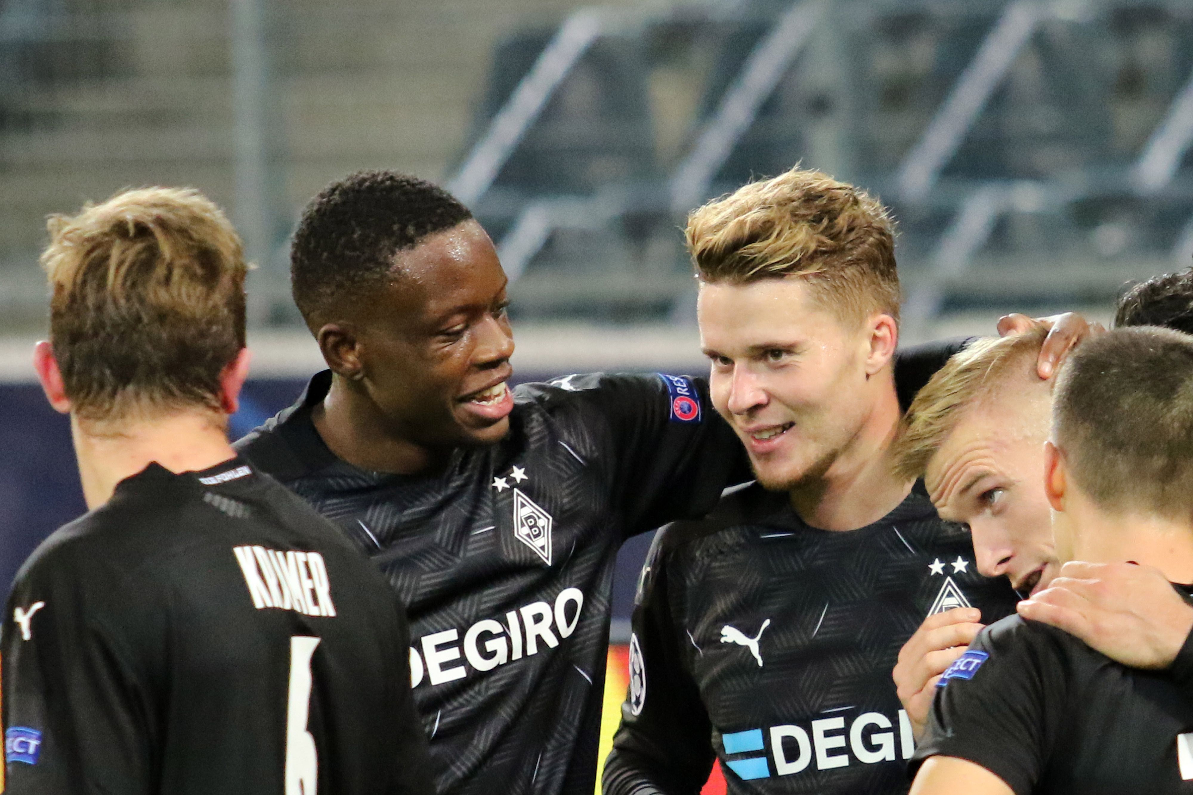 Borussias Denis Zakaria feiert mit Nico Elvedi und Oscar Wendt im Borussia-Park den 4:0-Sieg gegen Schachtar Donezk in der Königsklasse.