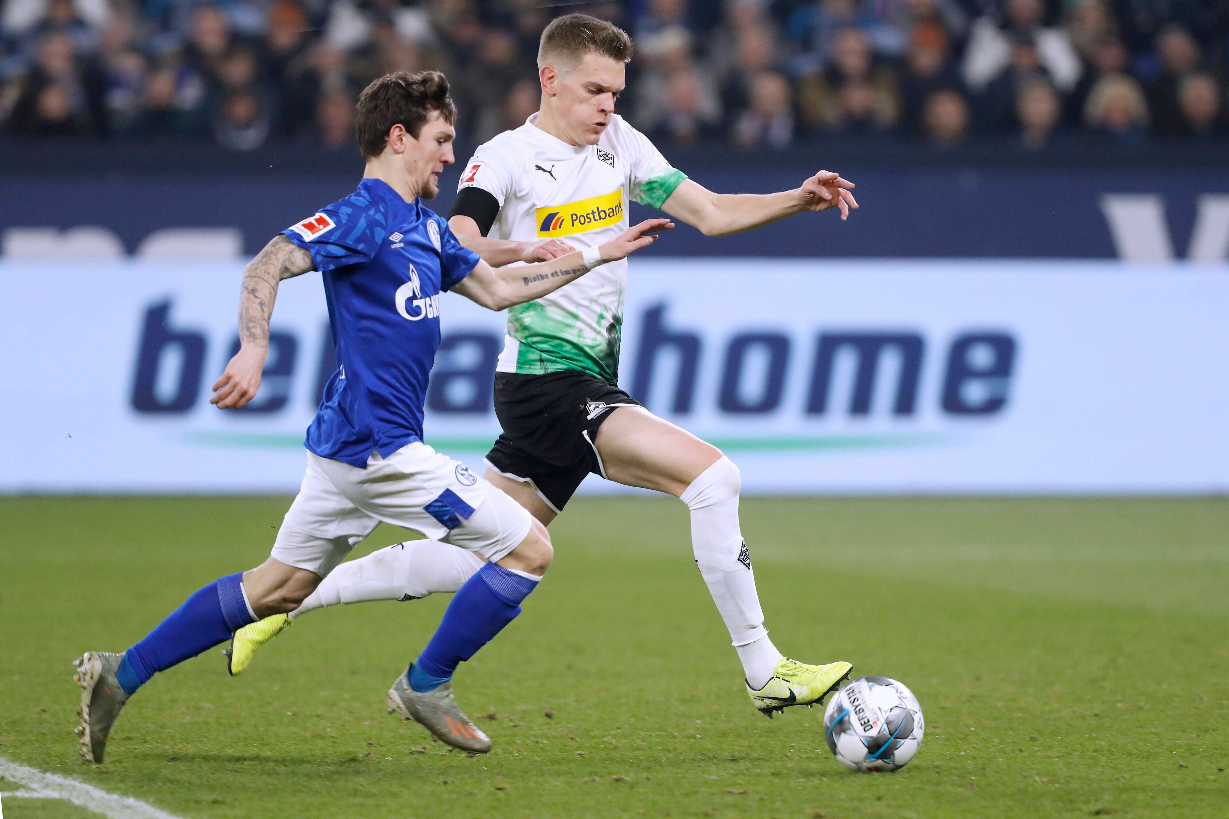 Borussias Matthias Ginter (r.) verlor im Januar gegen Schalke 04.