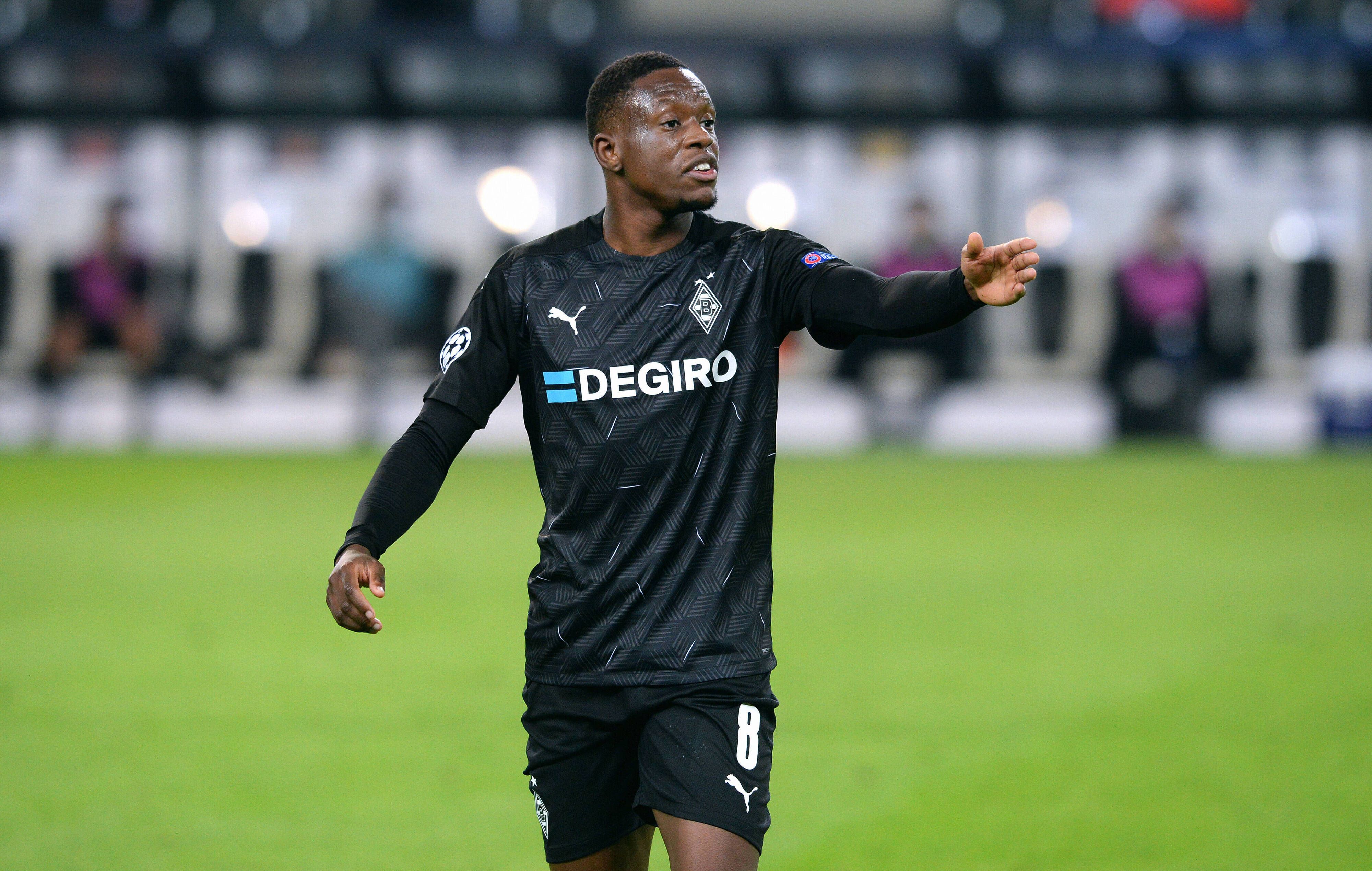 Denis Zakaria, Spieler der Gladbacher Borussia, deutet seinem Mitspieler mit einer Handbewegung an, wohin er den Ball spielen soll.