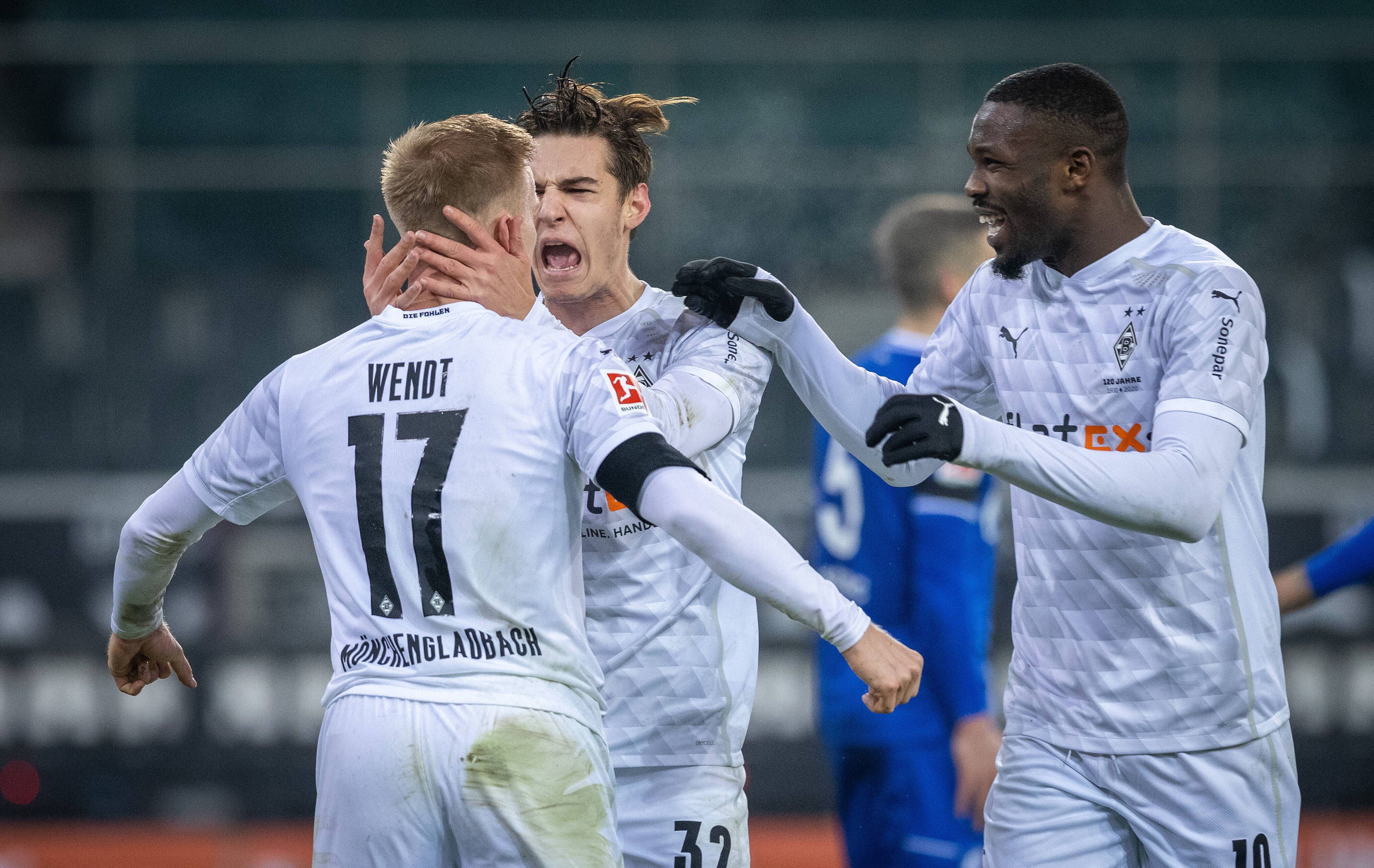 Oscar Wendt (v.l.), Florian Neuhaus und Marcus Thuram jubeln gemeinsam über den Treffer zum zwischenzeitlichen 2:1 gegen Schalke.