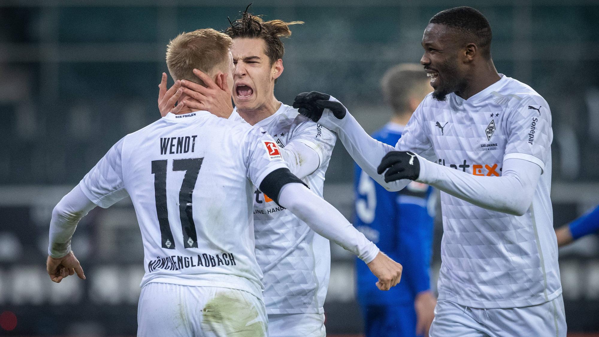 Oscar Wendt (v.l.), Florian Neuhaus und Marcus Thuram jubeln gemeinsam über den Treffer zum zwischenzeitlichen 2:1 gegen Schalke.