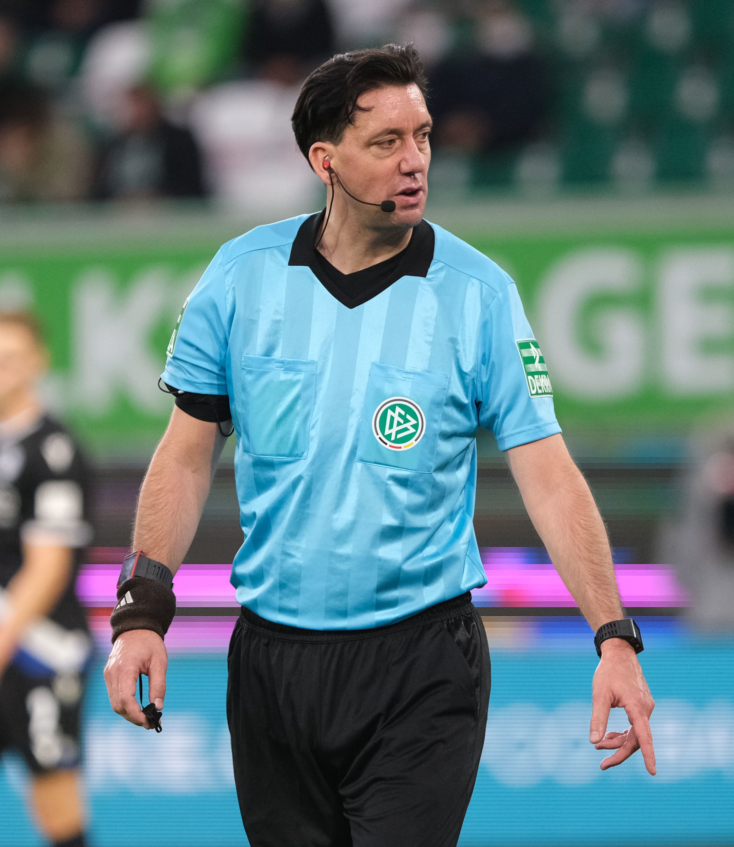 Manuel Gräfe beim Bundesliga-Duell zwischen VfL Wolfsburg und Arminia Bielefeld am 5. Spieltag in der Volkswagen-Arena.