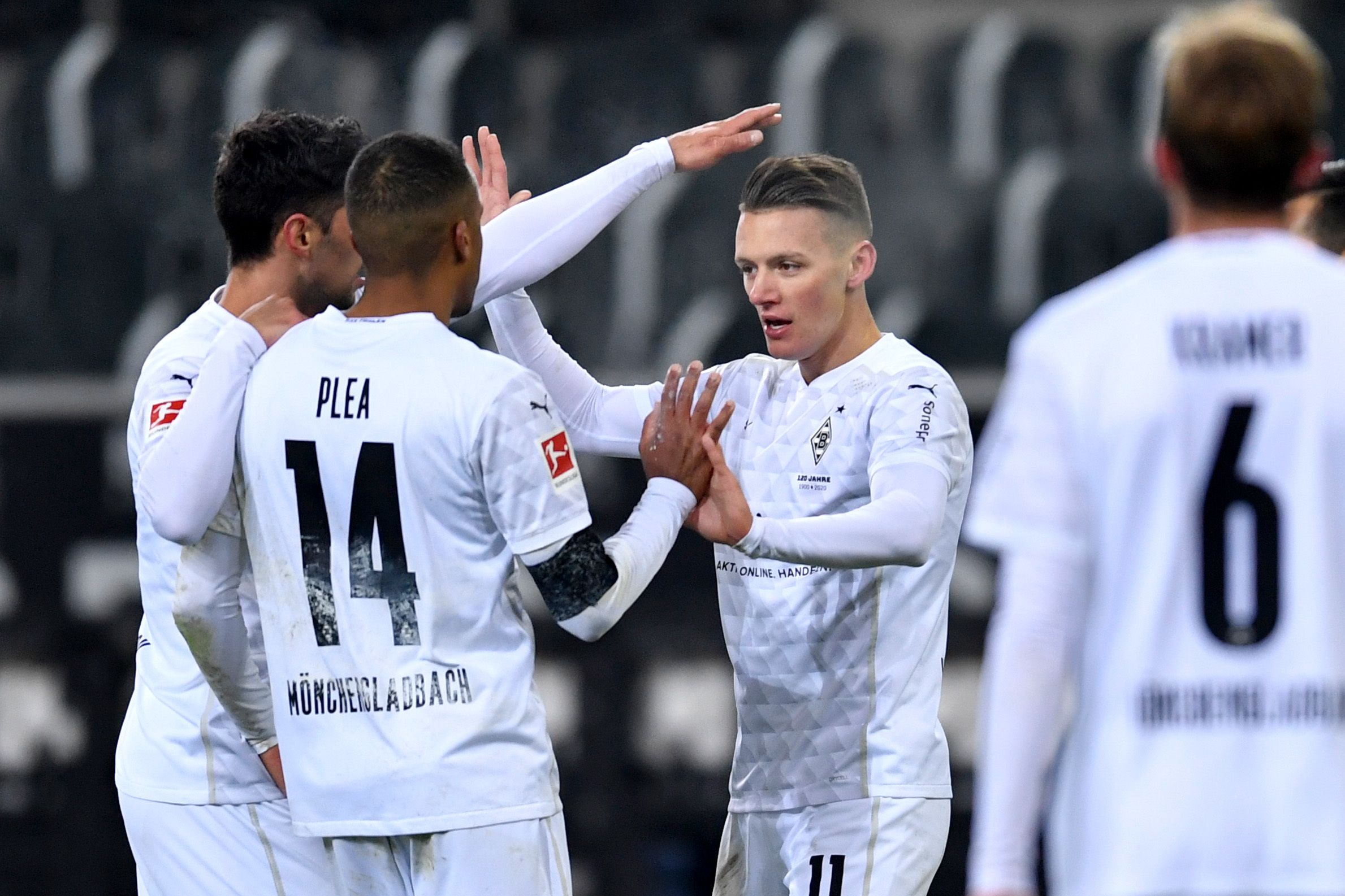 Lars Stindl (Links), Alassane Plea (Mitte) und HannesWolf (Rechts) bejubeln den 4:1-Treffer von Wolf.