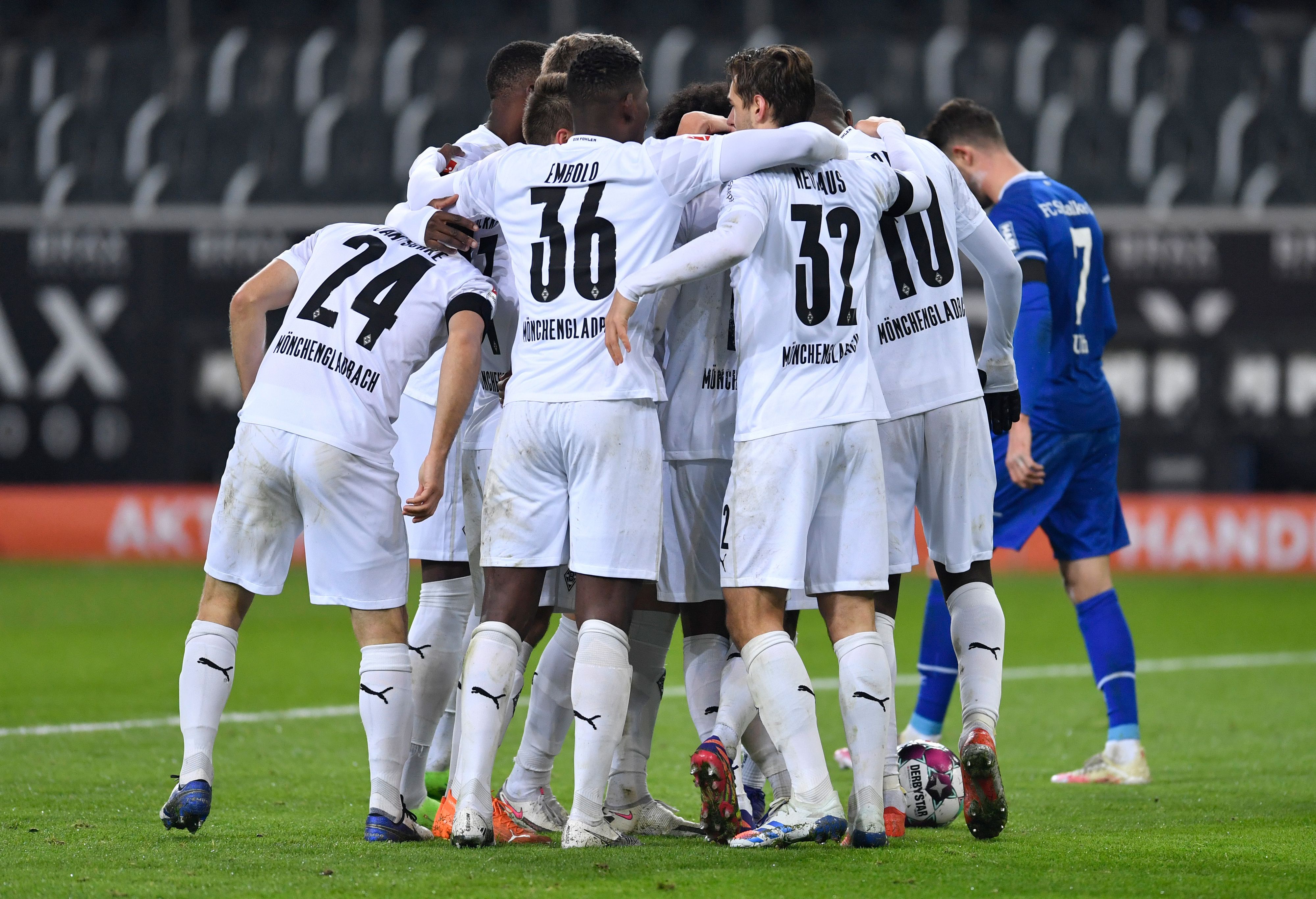 Das Team von Borussia Mönchengladbach schwört sich vor der Bundesliga-Spiel gegen Schalke 04 ein.