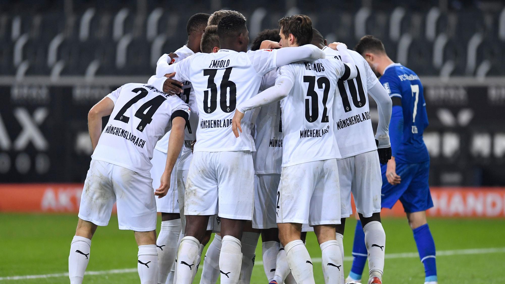 Das Team von Borussia Mönchengladbach schwört sich vor der Bundesliga-Spiel gegen Schalke 04 ein.
