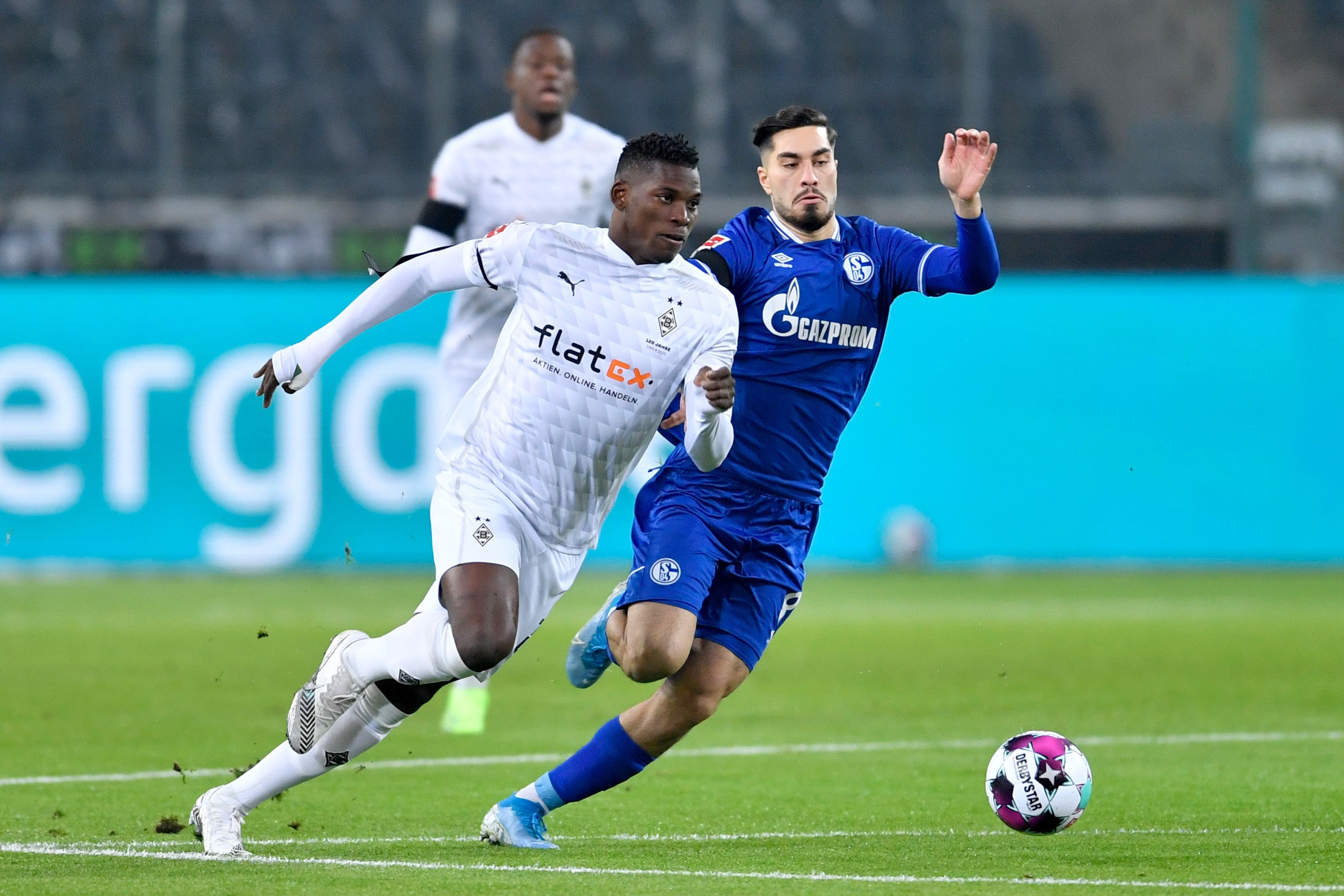 Borussias Breel Embolo (l.) im Duell mit Suat Serdar (r.).