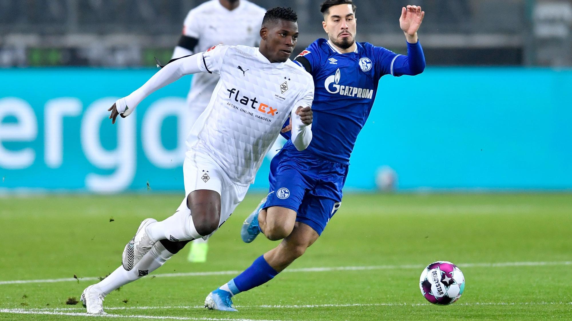 Borussias Breel Embolo (l.) im Duell mit Suat Serdar (r.).