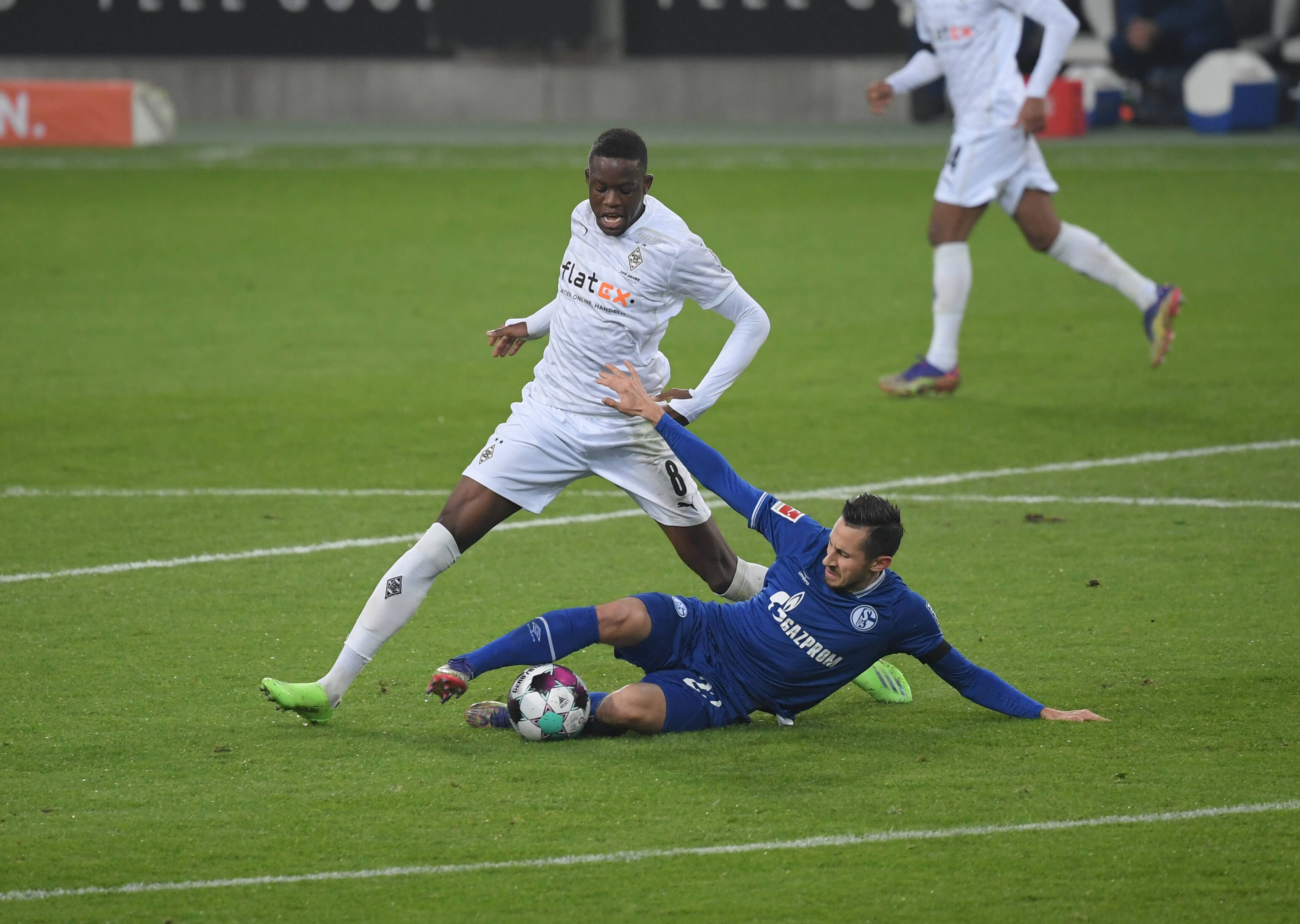 Borussias Denis Zakaria (links) im Zweikampf mit Schalkes Steven Skrzybski.