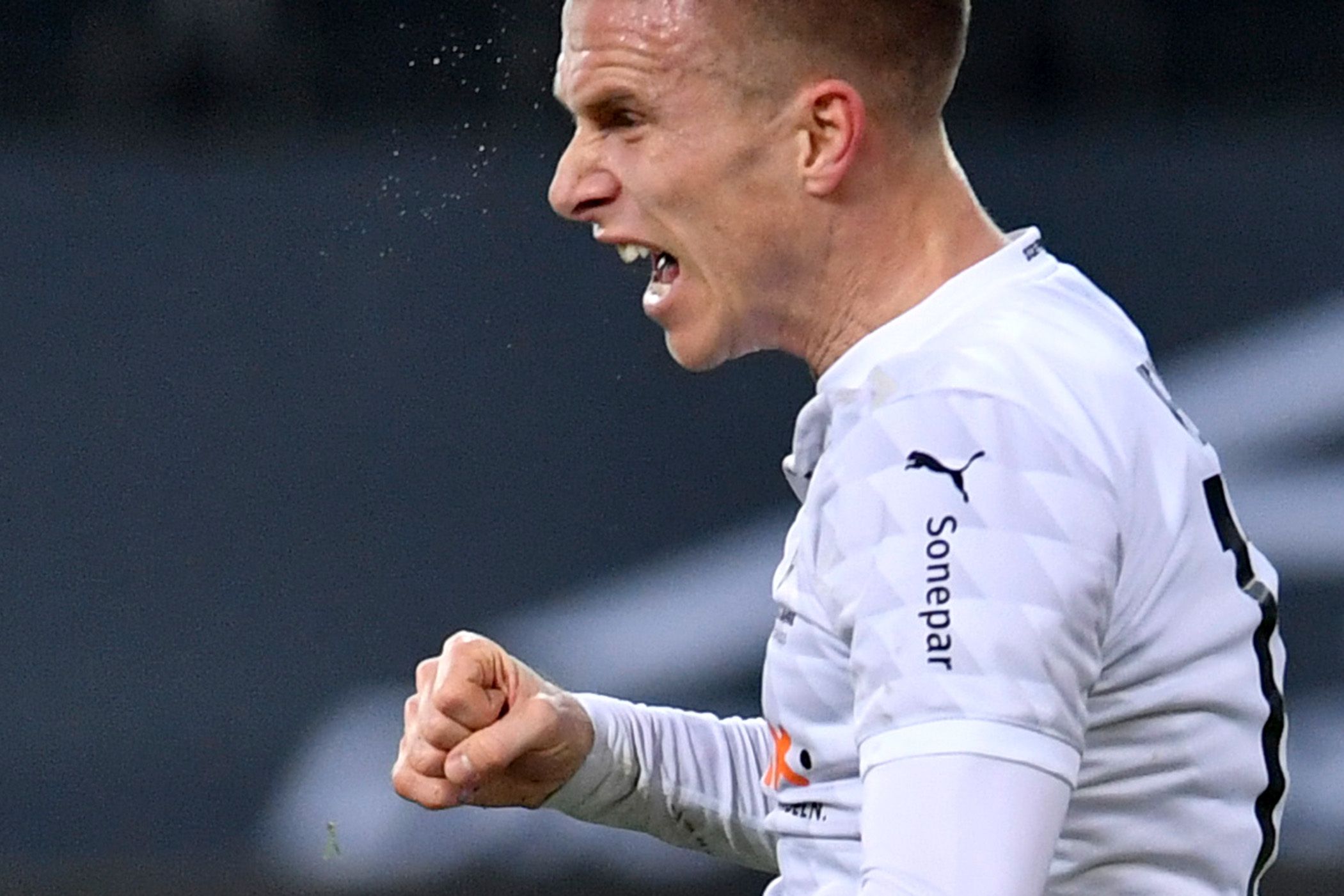 Borussias Linksverteidiger Oscar Wendt beim Torjubel zum zwischenzeitlichen 2:1 gegen Schalke 04.