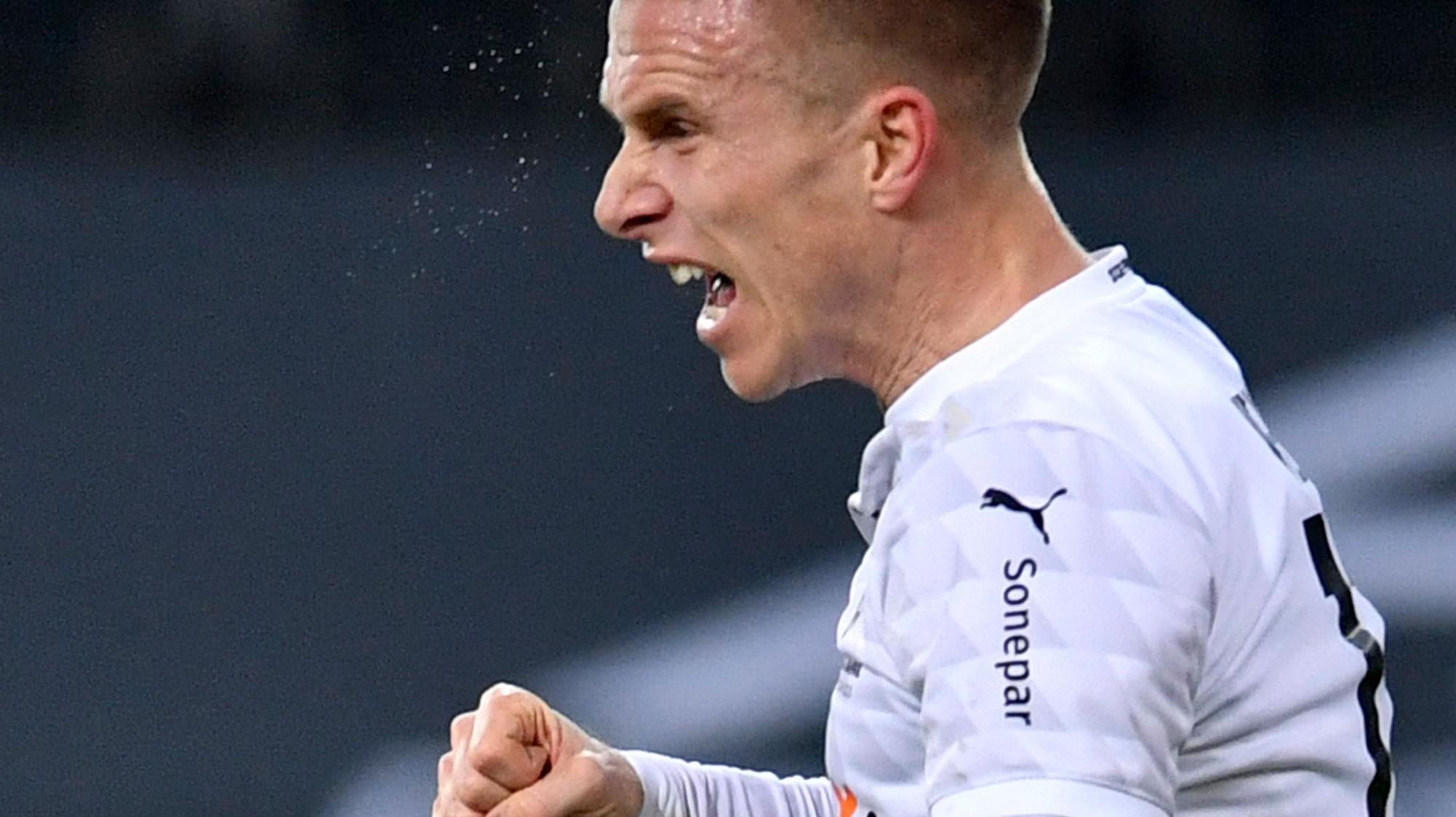 Borussias Linksverteidiger Oscar Wendt beim Torjubel zum zwischenzeitlichen 2:1 gegen Schalke 04.