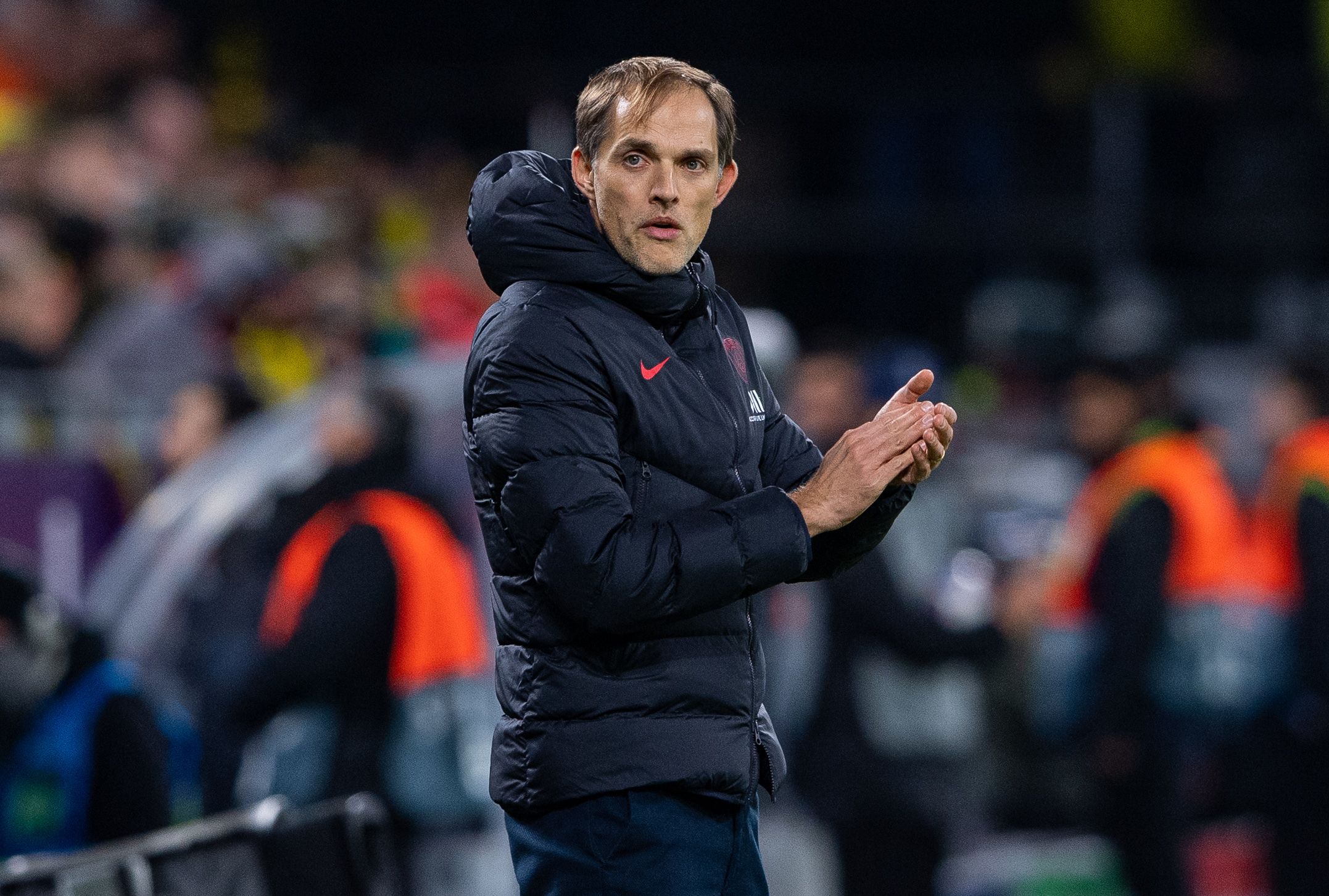 PSG-Trainer Thomas Tuchel steht beim Champions-League-Achtelfinale gegen Borussia Dortmund im Februar 2020 an der Seitenlinie und applaudiert.