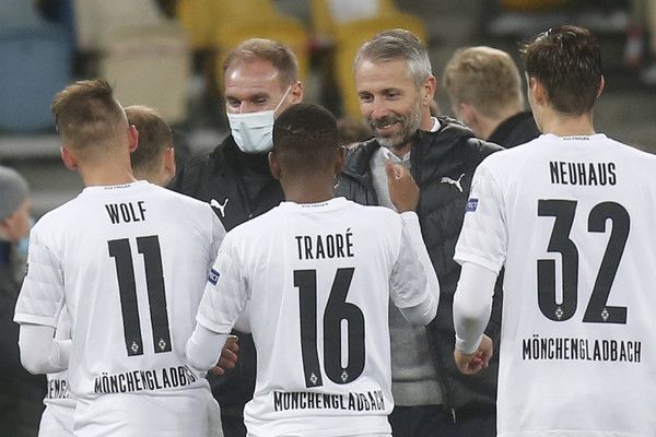 Gladbach-Trainer Marco Rose klatscht Spieler der Borussia ab.