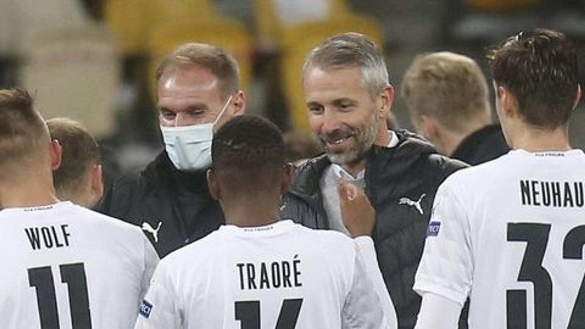 Gladbach-Trainer Marco Rose klatscht Spieler der Borussia ab.