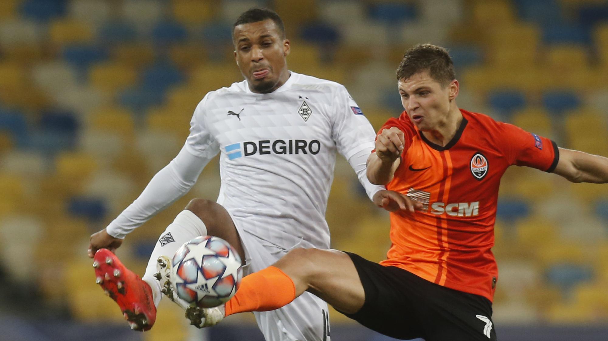 Borussias Alassane Plea im Zwiekampf mit Valeriy Bondar von Schachtor Donezk.