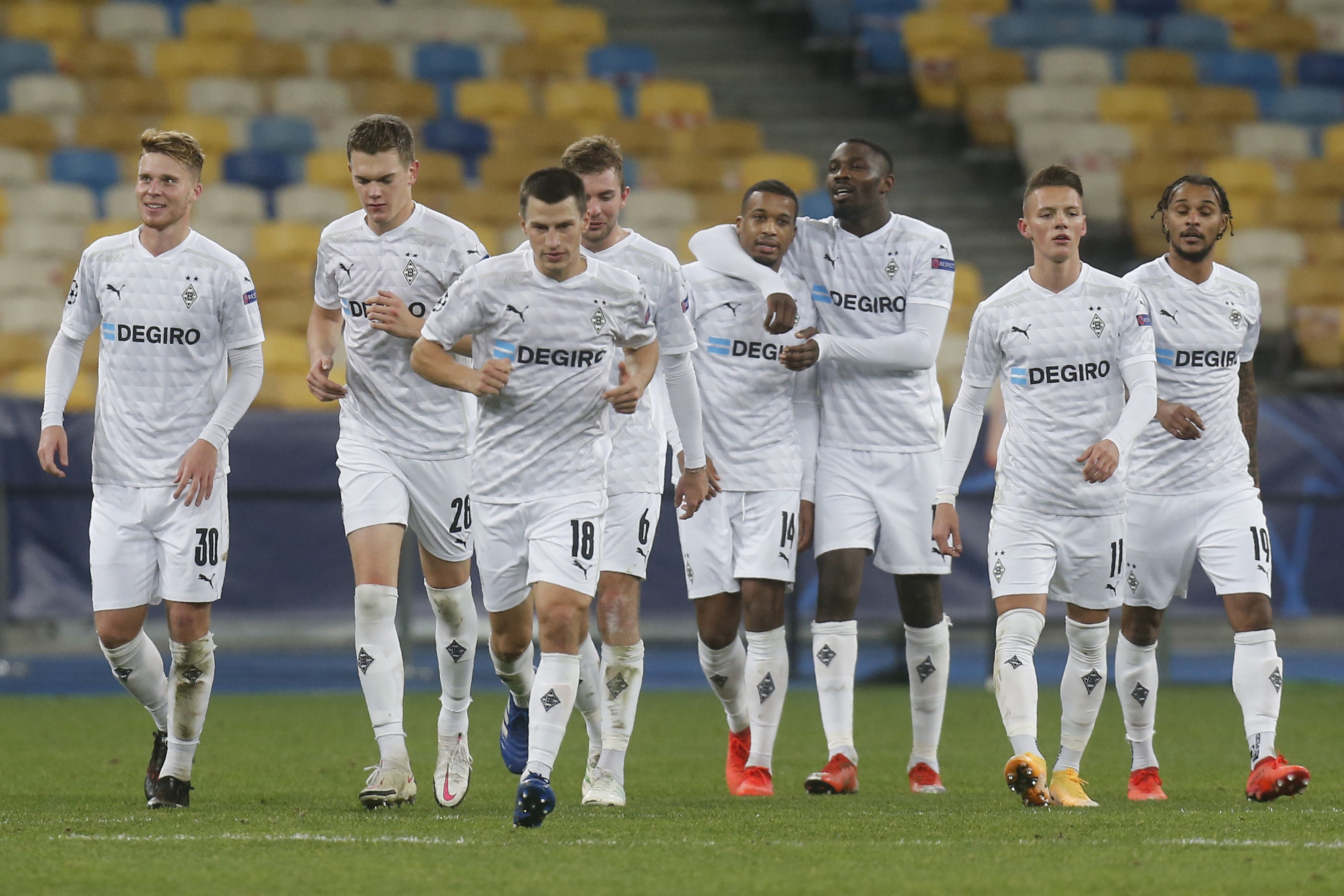 Das Team von Borussia Mönchengladbach feiert den Sieg in Kiew.