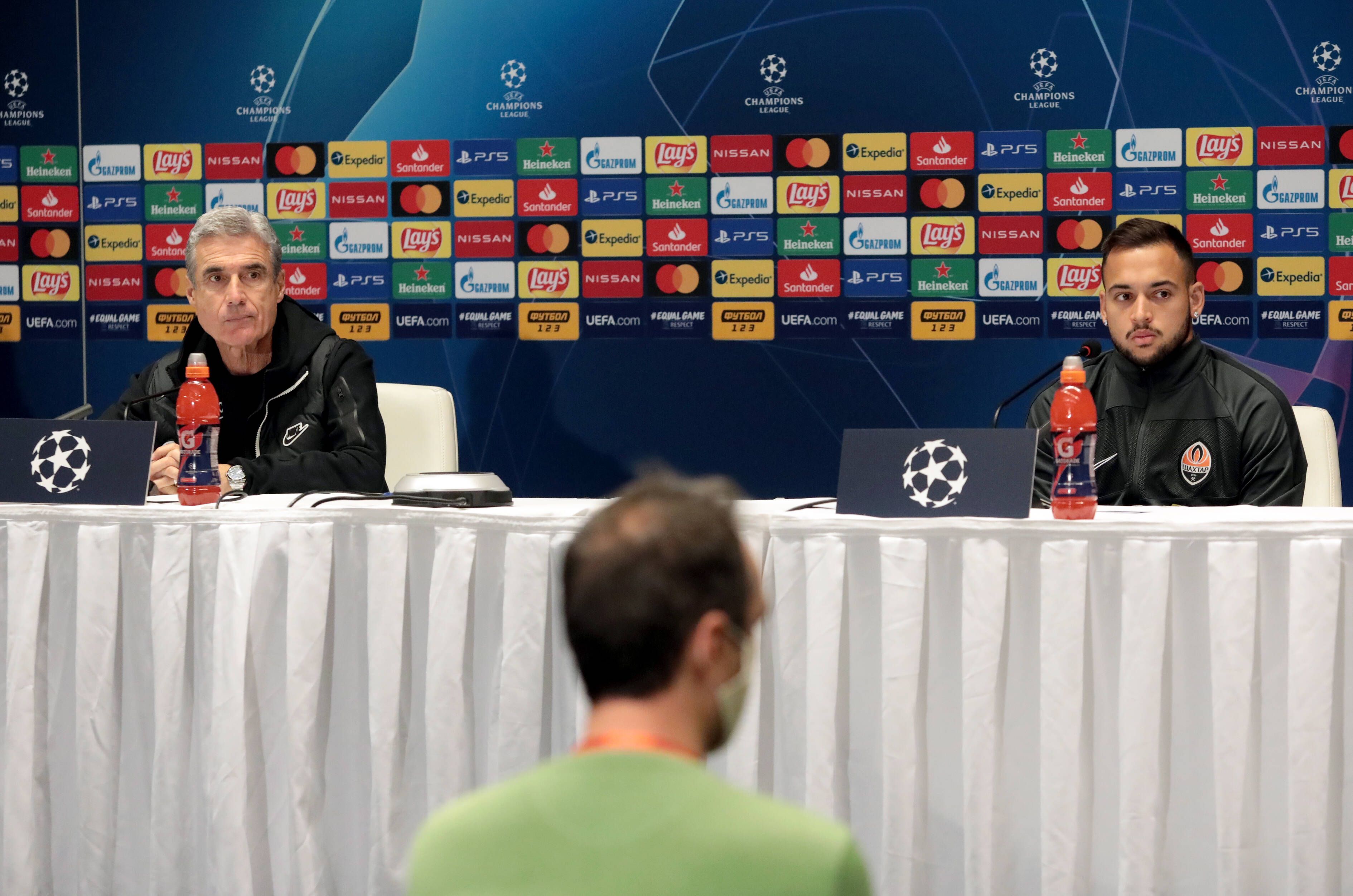 Der brasilianische Mittelfeldspieler Maycon in der Pressekonferenz vor der Partie gegen Borussia Mönchegladbach.