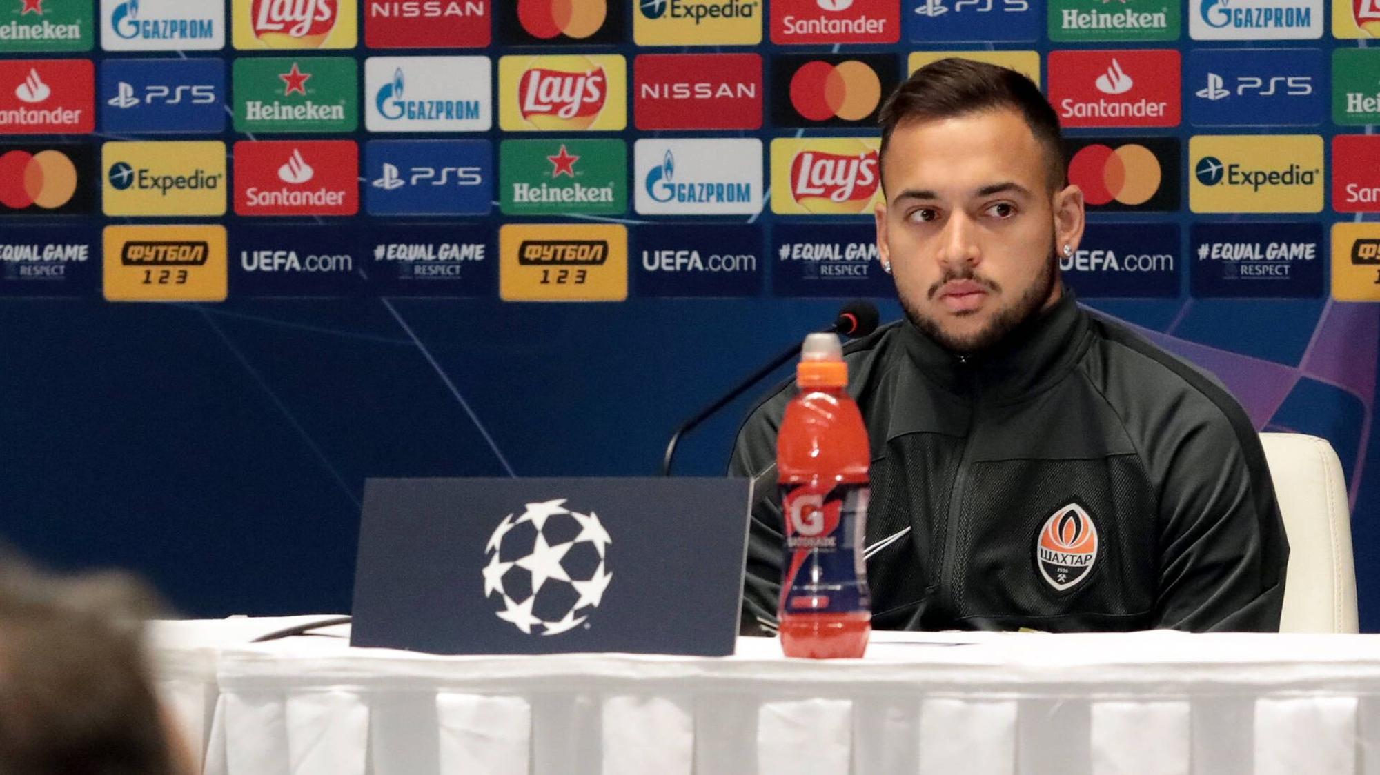 Der brasilianische Mittelfeldspieler Maycon in der Pressekonferenz vor der Partie gegen Borussia Mönchegladbach.