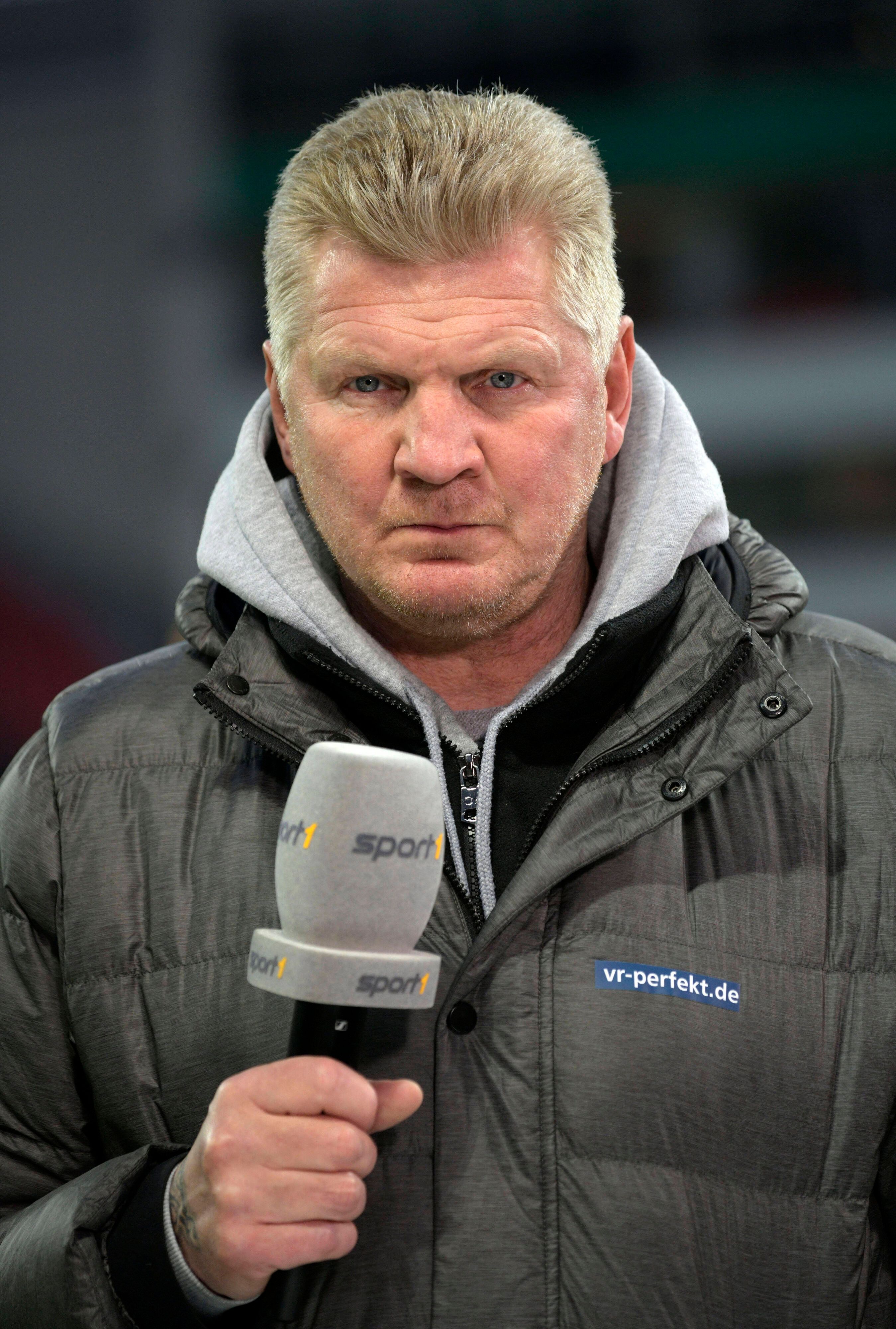 Stefan Effenberg schaut mit ernstem Blick in die Kamera eines Fotografen.