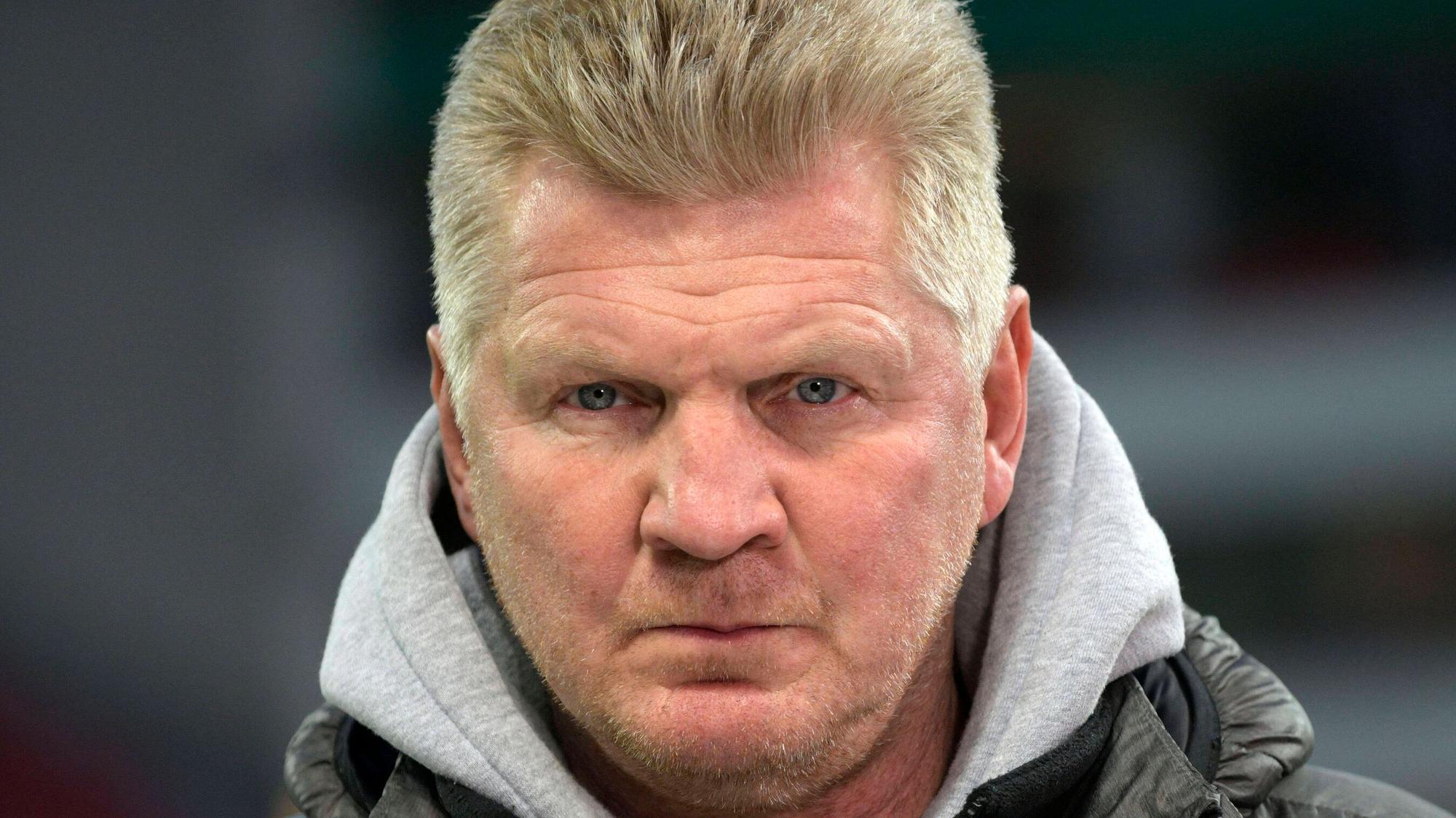 Stefan Effenberg schaut mit ernstem Blick in die Kamera eines Fotografen.