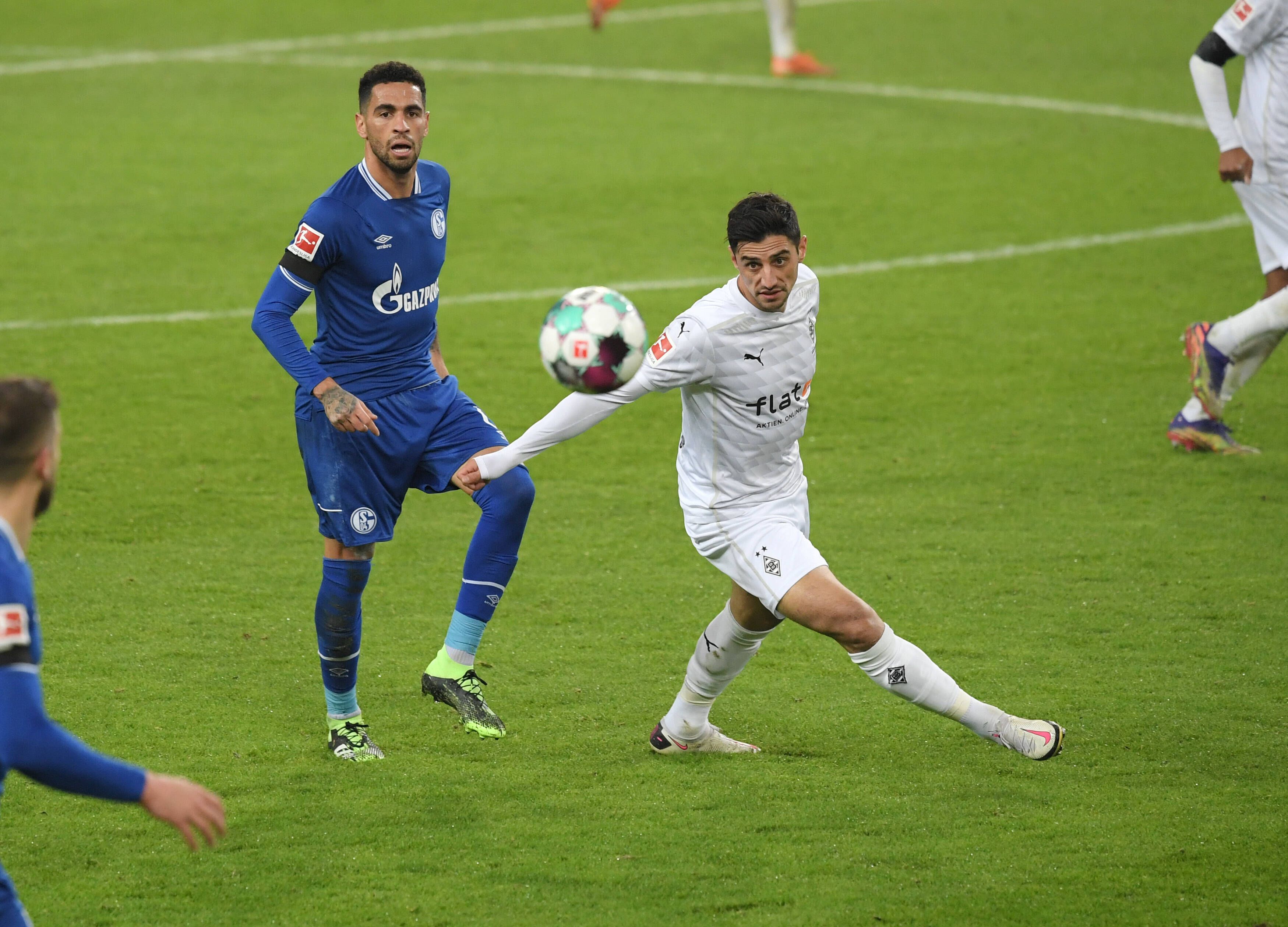 Lars Stindl (r.), Kapitän von Borussia Mönchengladbach, schaut auf den Ball.