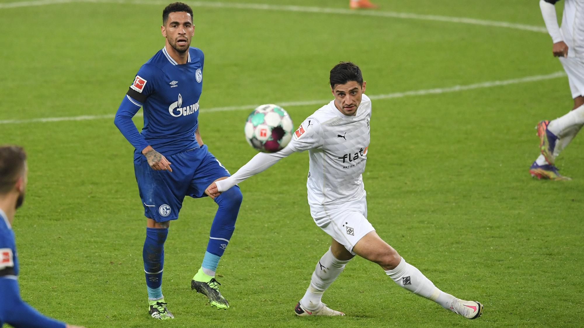 Lars Stindl (r.), Kapitän von Borussia Mönchengladbach, schaut auf den Ball.