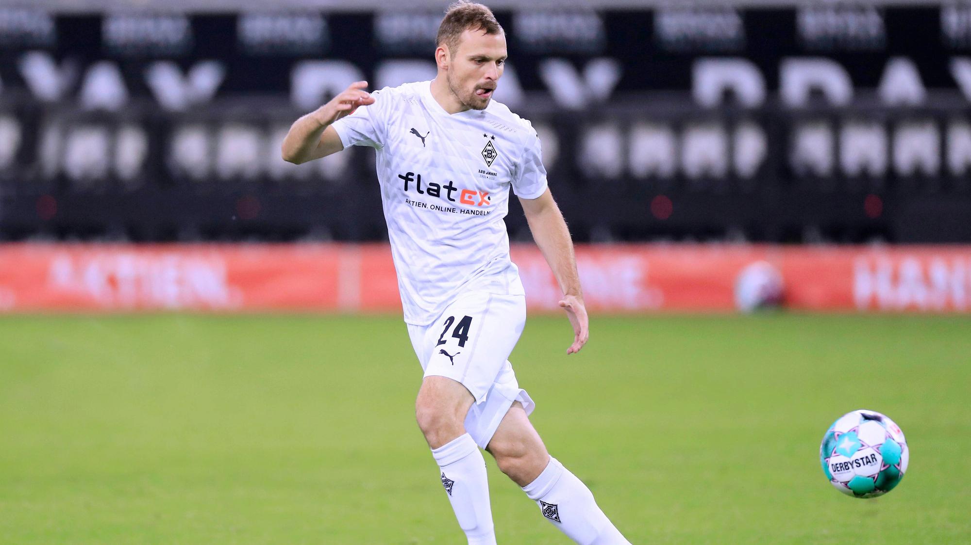 Tony Jantschke, Verteidiger bei Borussia Mönchengladbach, blickt während des Bundesliga-Duells gegen Wolfsburg im Oktober auf den Ball.