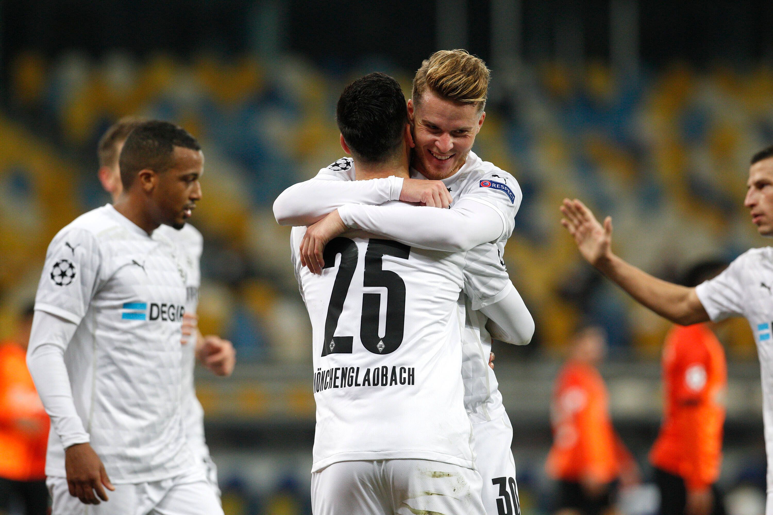 DasTeam von Borussia Mönchengladbach feiert nach dem Spiel in Kiew mit dem Trainerteam den furiosen 6:0-Sieg gegen Schachtar Donezk.
