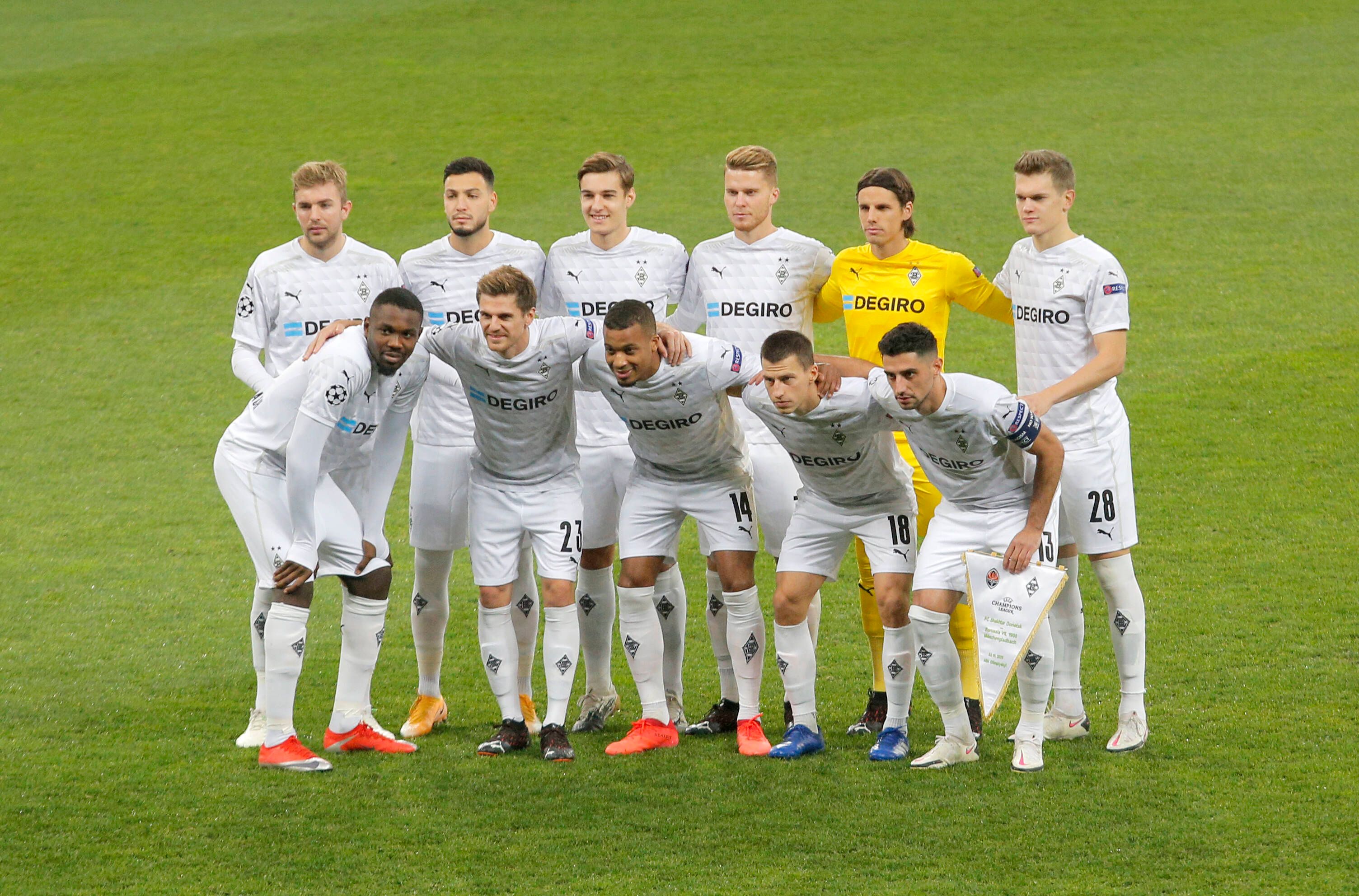 Borussias Spieler stellen sich zum Gruppenfoto vor dem Anpfiff des Champion-League-Duelles in Kiew gegen Schachtar Donezk.