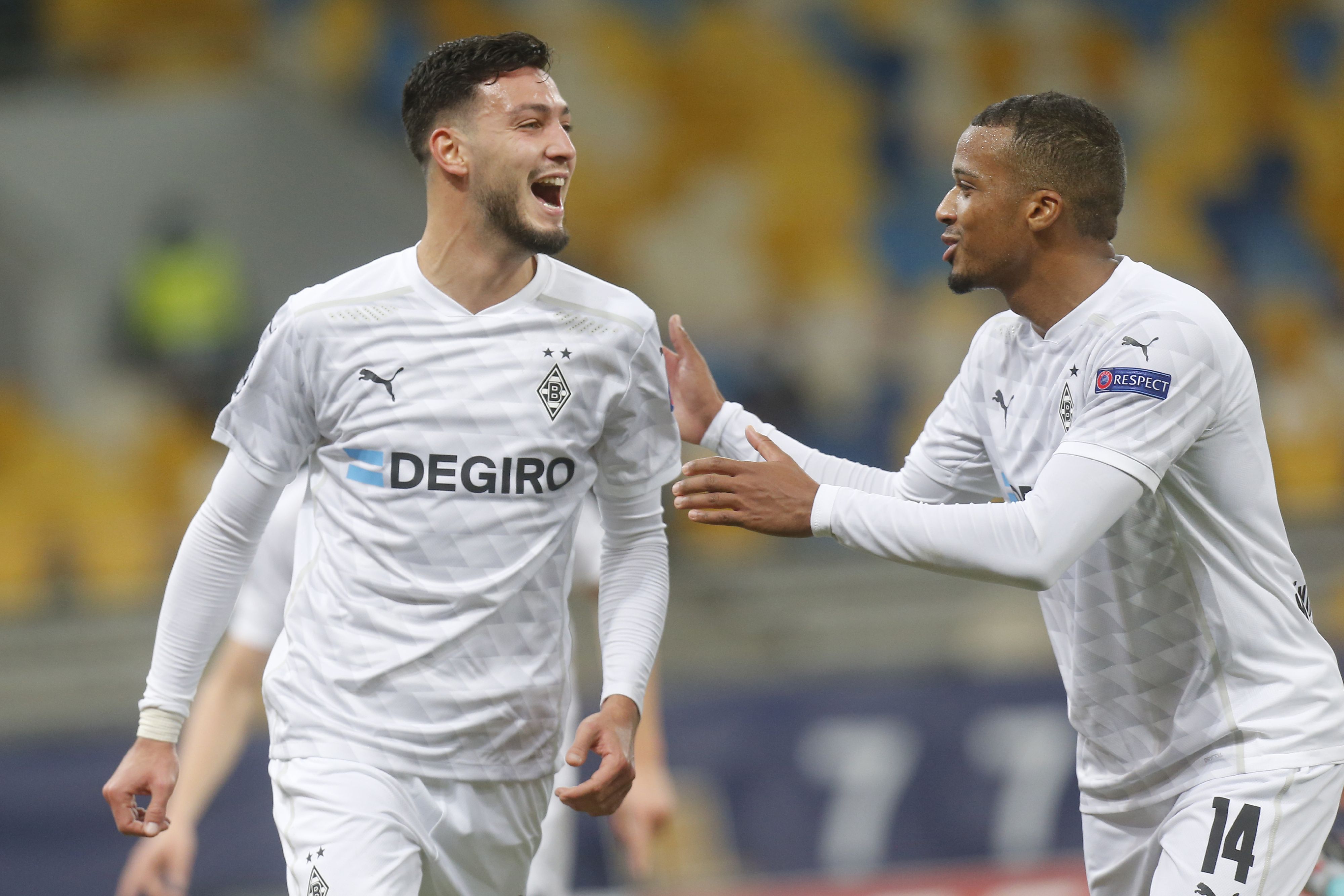 Ramy Bensebaini (l.) und Alassane Plea (r.) trafen bei Auswärtssieg gegen Schachtar Donezk.