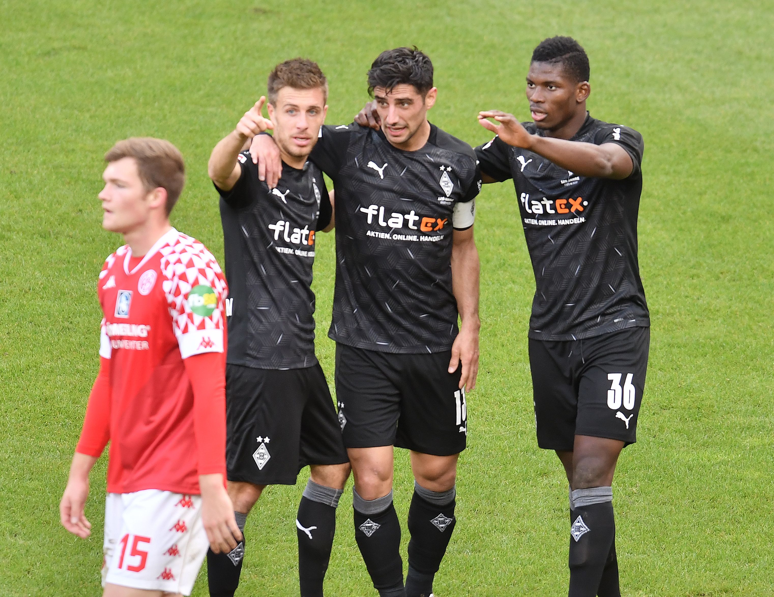 Gladbachs Patrick Herrmann (l.), Lars Stindl (m.) und Breel Embolo (r.) freuen sich über Borussias Führung gegen Mainz 05.