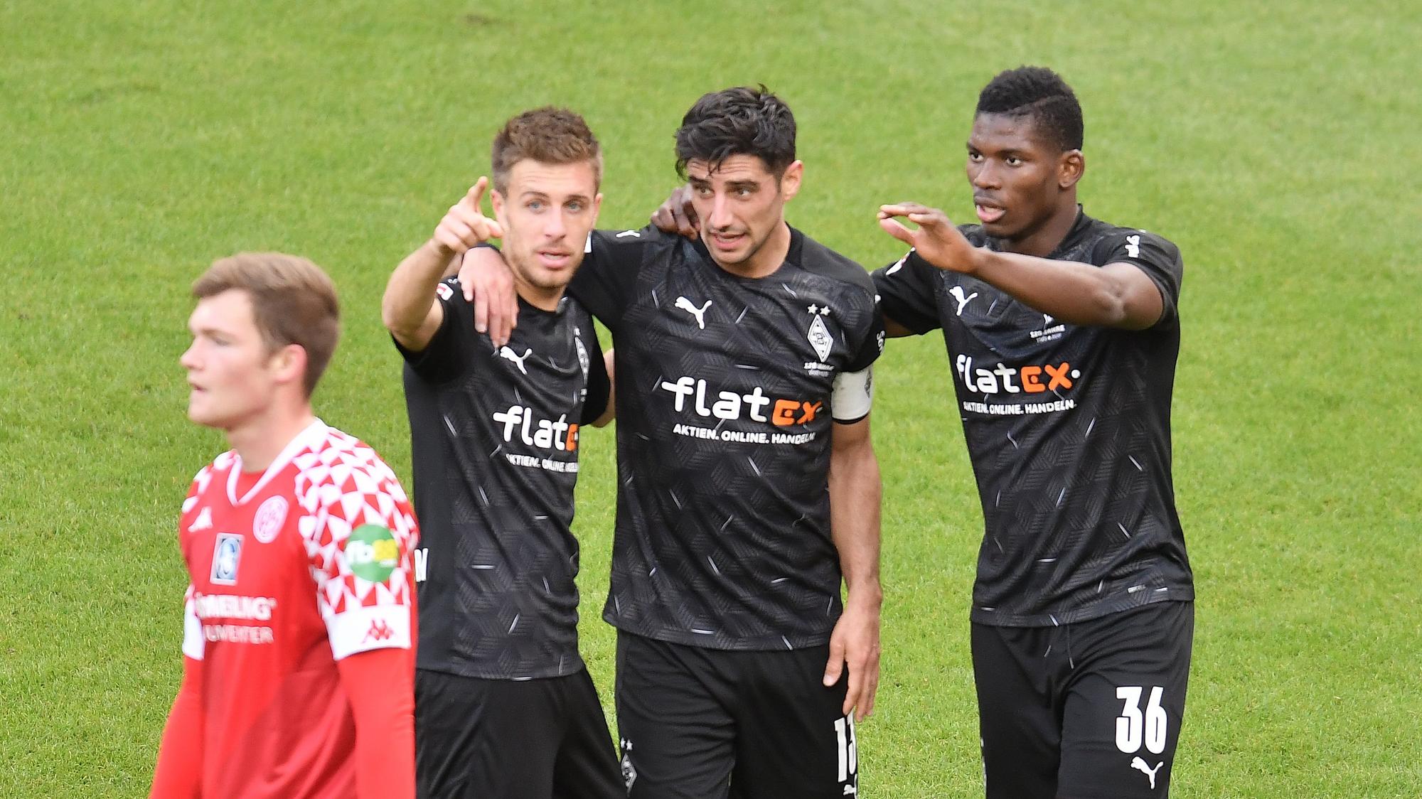 Gladbachs Patrick Herrmann (l.), Lars Stindl (m.) und Breel Embolo (r.) freuen sich über Borussias Führung gegen Mainz 05.