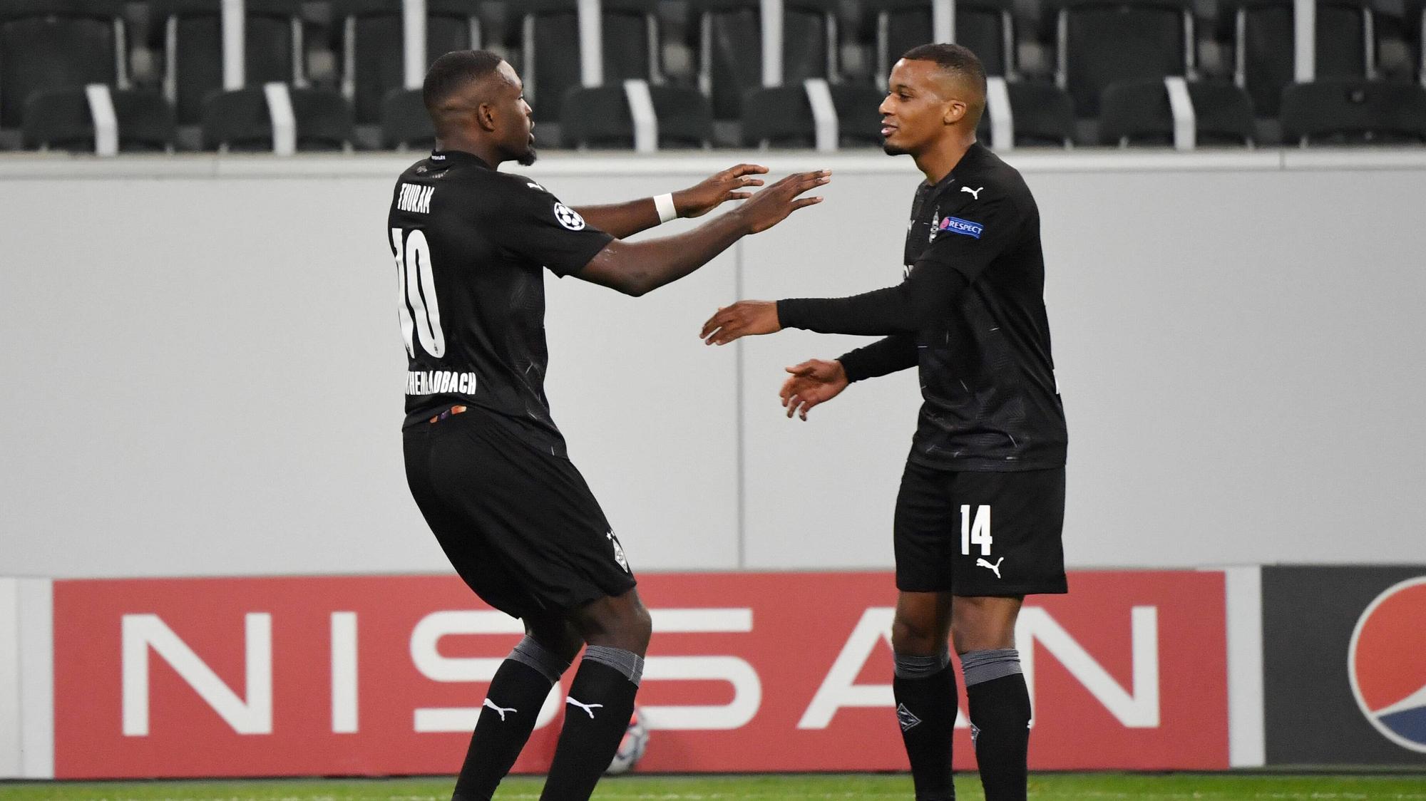 Borussias französische Torjäger Marcus Thuram (l.) und Alassane Plea (r.) feiern ein Tor gegen Real Madrid.