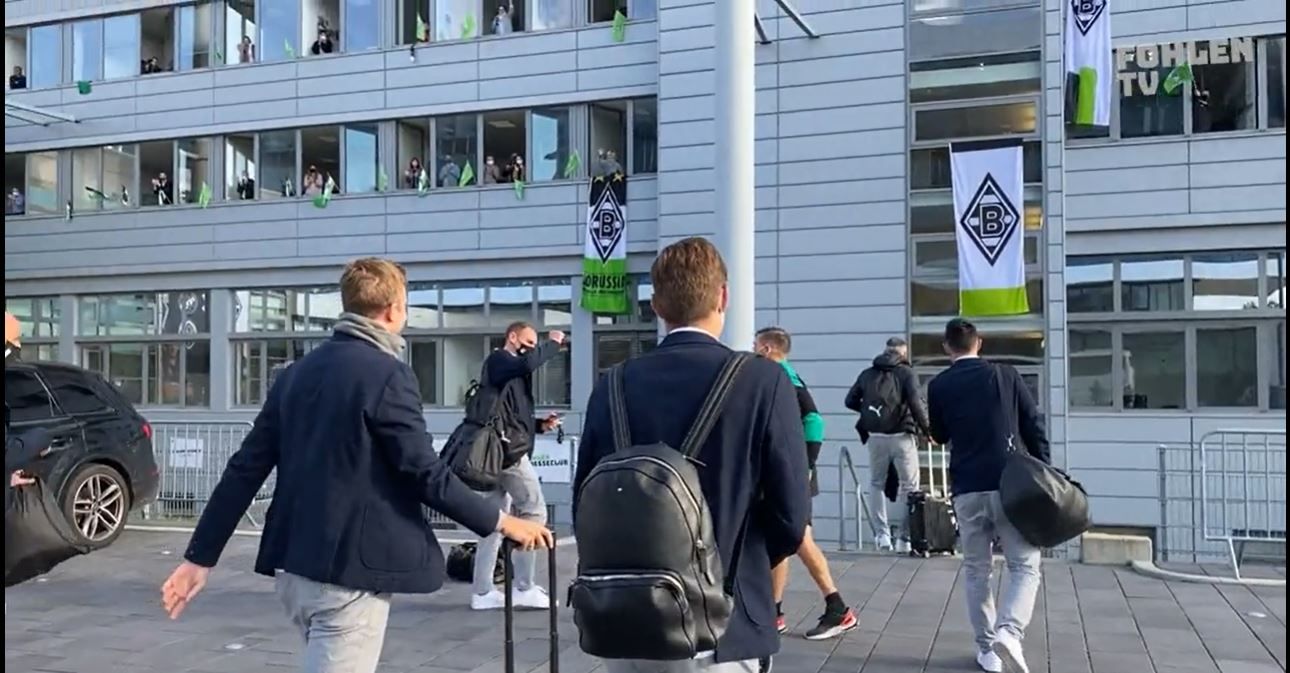 Die Mitarbeiter der Borussia-Geschäftsstelle bereiteten ihrem Team nach dem 6:0 in Donezk eine besonderen Empfang im Borussia-Park.