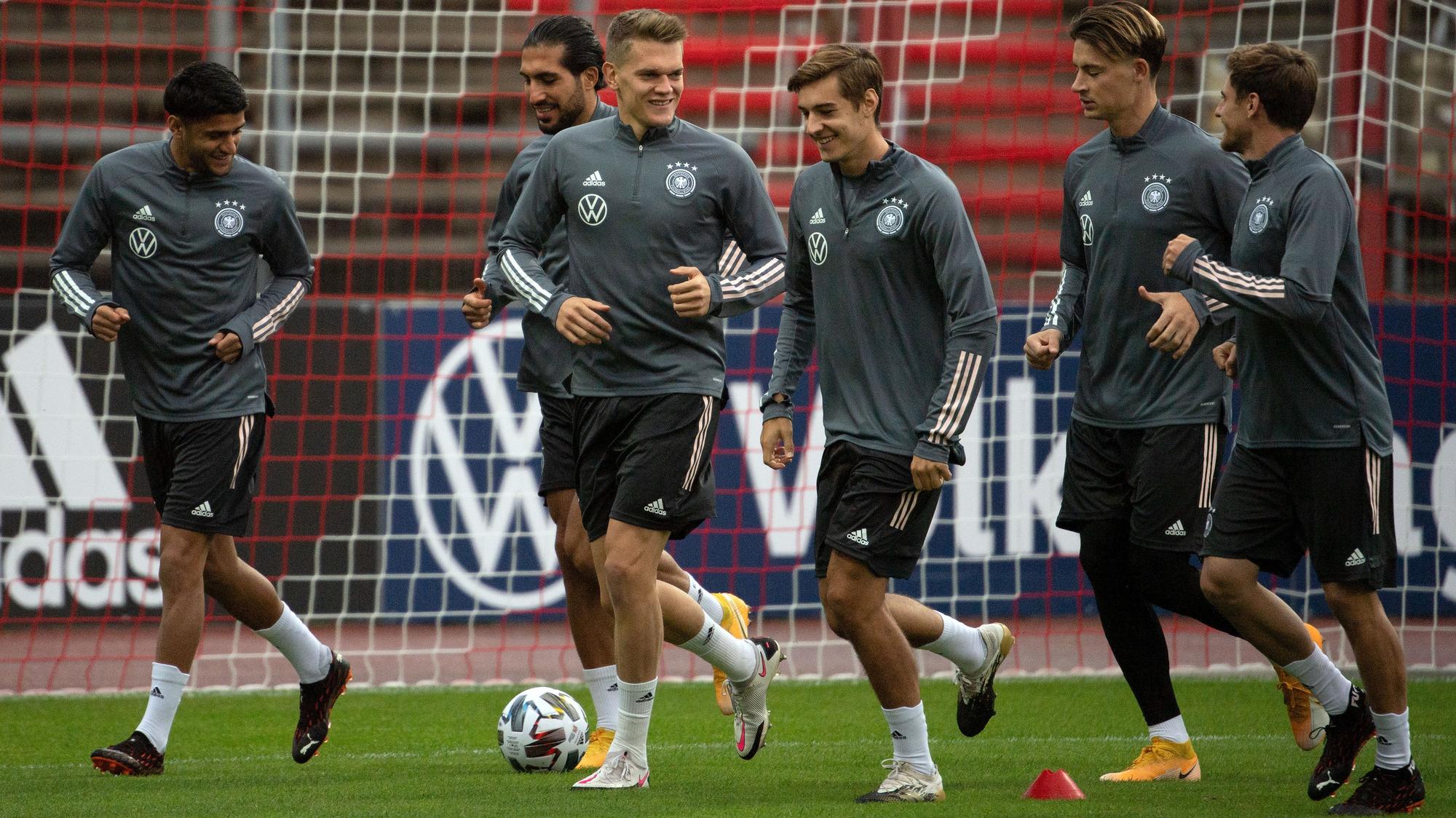 Borussias Matthias Ginter (3.v.l.), Florian Neuhaus (3.v.r.) und Jonas Hofmann (r.) machen sich vor dem Länderspiel gegen die Türkei warm.