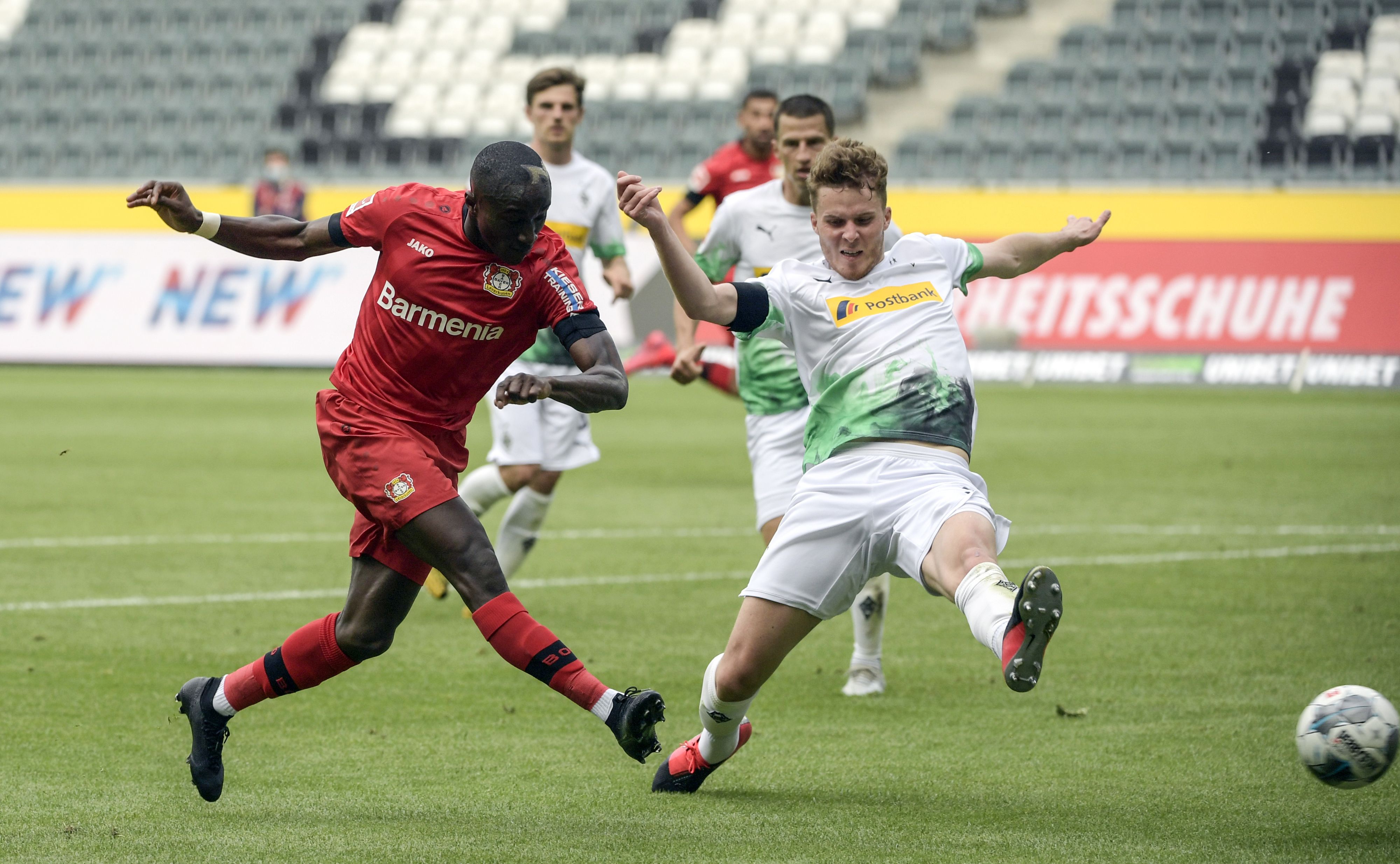 Im letzten Aufeinandertreffen verlor Nico Elvedi (r.) mit Borussia gegen Moussa Diaby (l.) und Bayer Leverkusen.