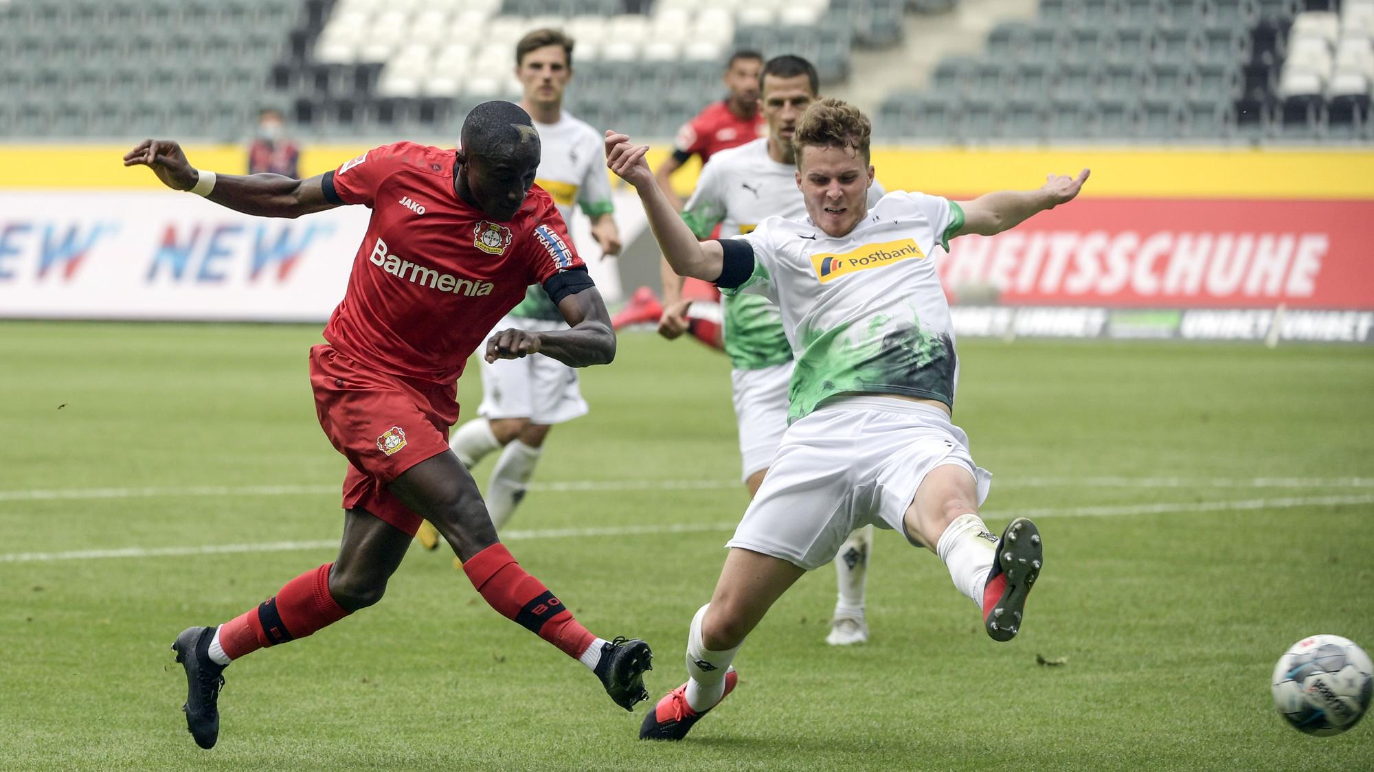 Im letzten Aufeinandertreffen verlor Nico Elvedi (r.) mit Borussia gegen Moussa Diaby (l.) und Bayer Leverkusen.