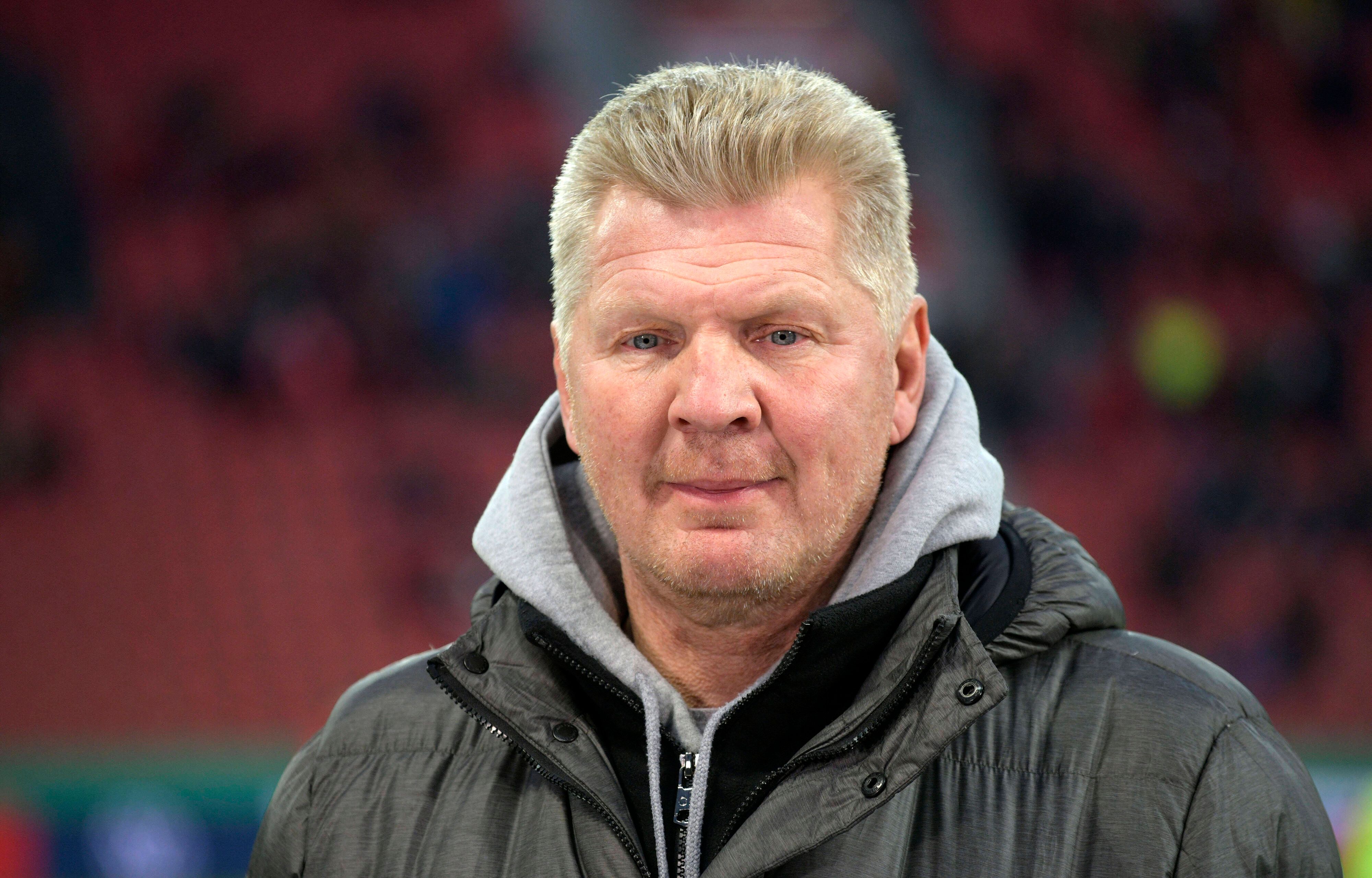 Stefan Effenberg blickt in die Kamera eines Fotografen.