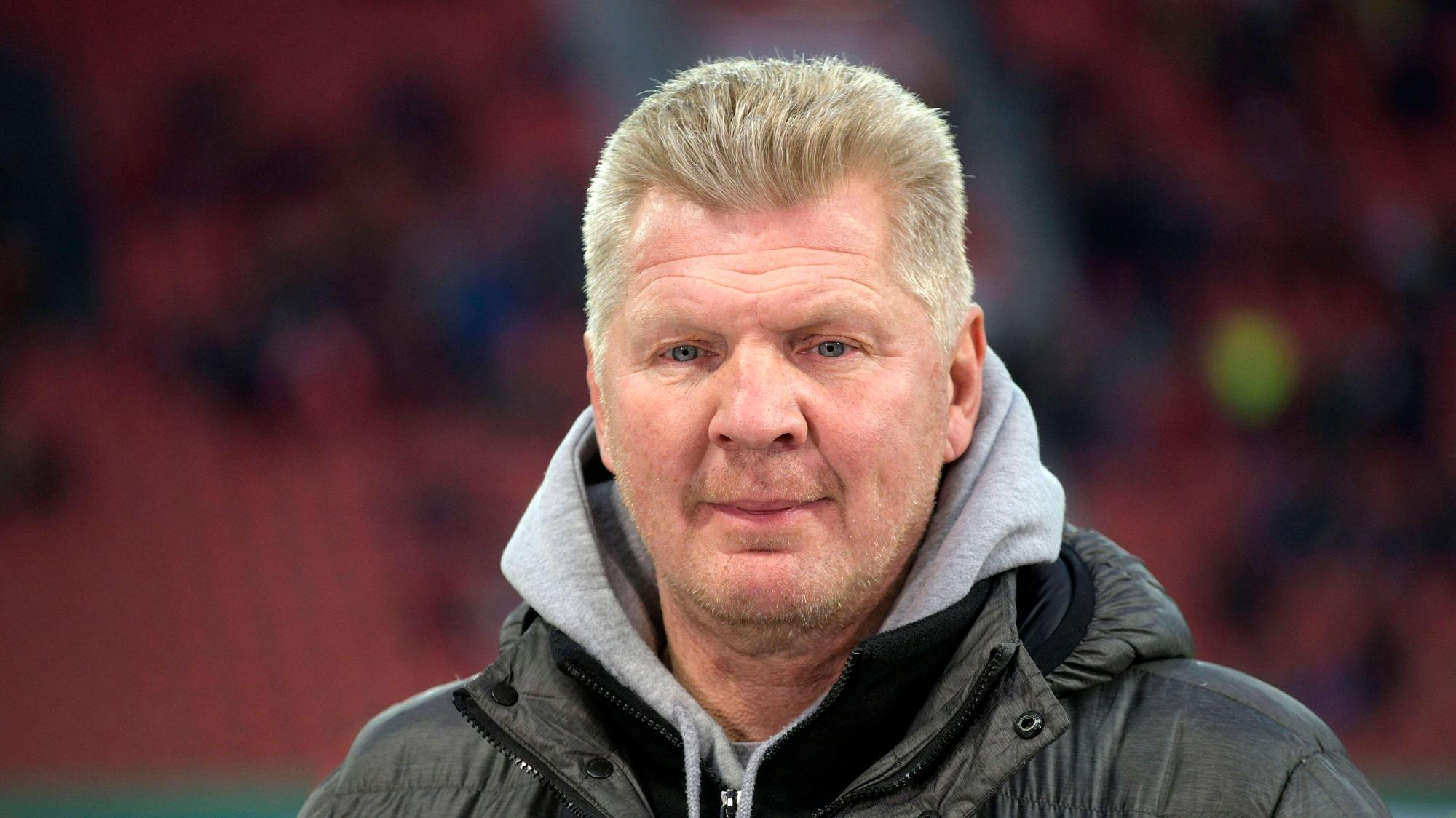 Stefan Effenberg blickt in die Kamera eines Fotografen.