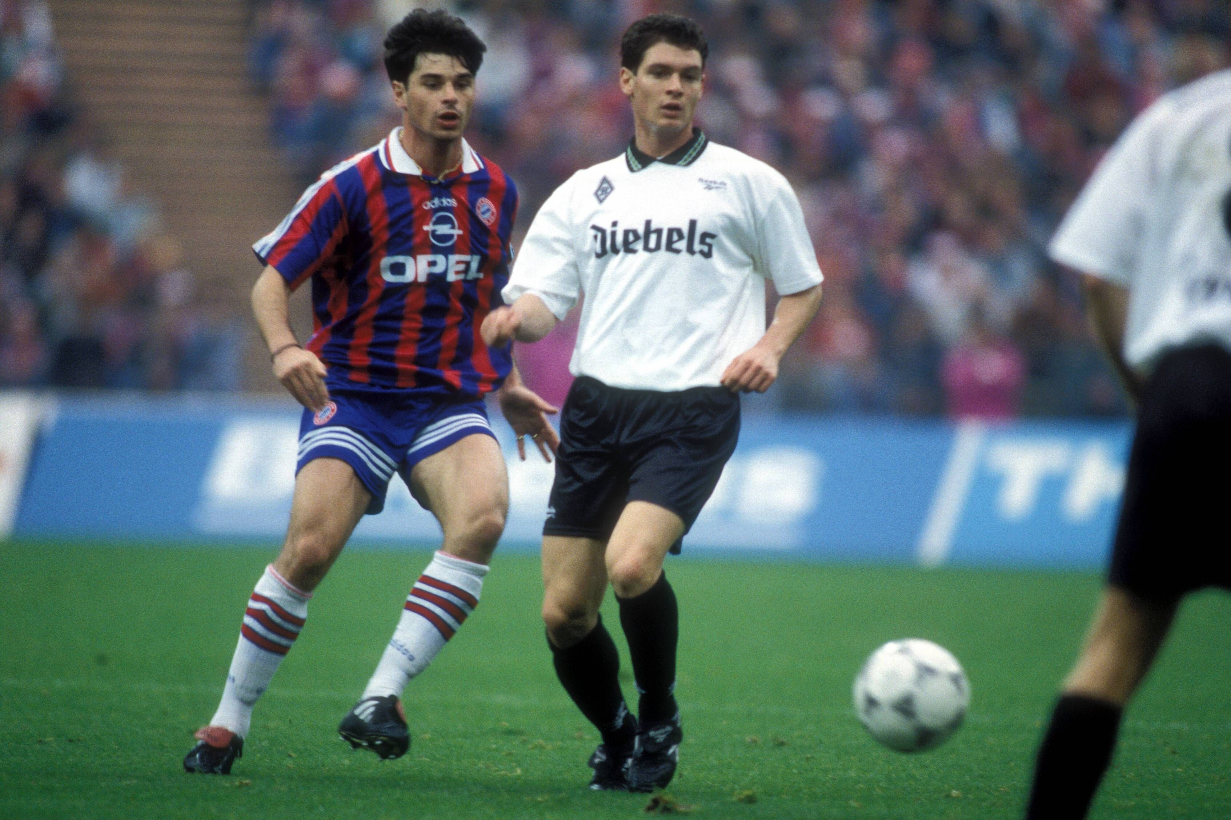 Karlheinz Pflipsen visiert in dieser Szene 1995 im Münchener Olympiastadion auf dem Spielfeld den Ball an.
