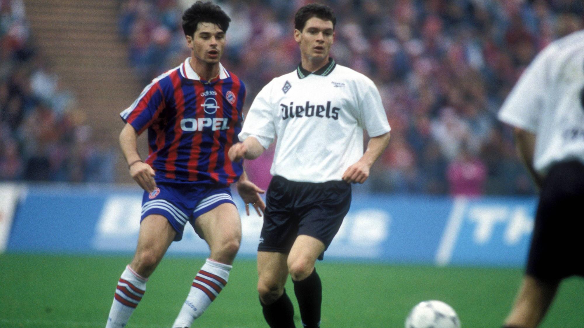 Karlheinz Pflipsen visiert in dieser Szene 1995 im Münchener Olympiastadion auf dem Spielfeld den Ball an.