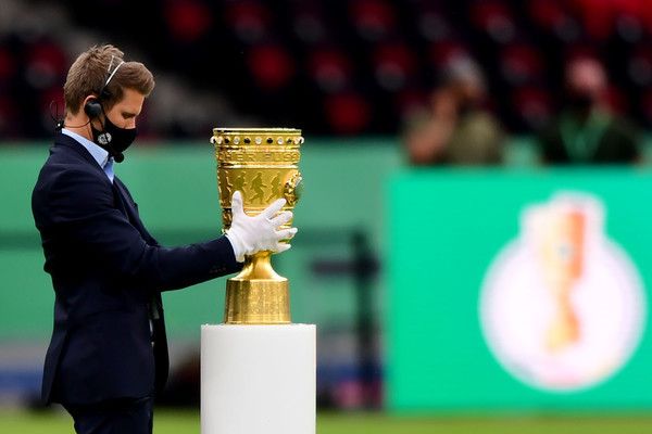 Der DFB-Pokal wird vor Spielbeginn auf ein Podest im Berliner Olympiastadion gestellt.