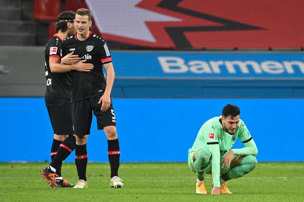 Freude bei den Leverkusenern Aleksandar Dragovic (l.) und Sven Bender (M.), Enttäuschung bei Gladbachs Ramy Bensebaini (r.).