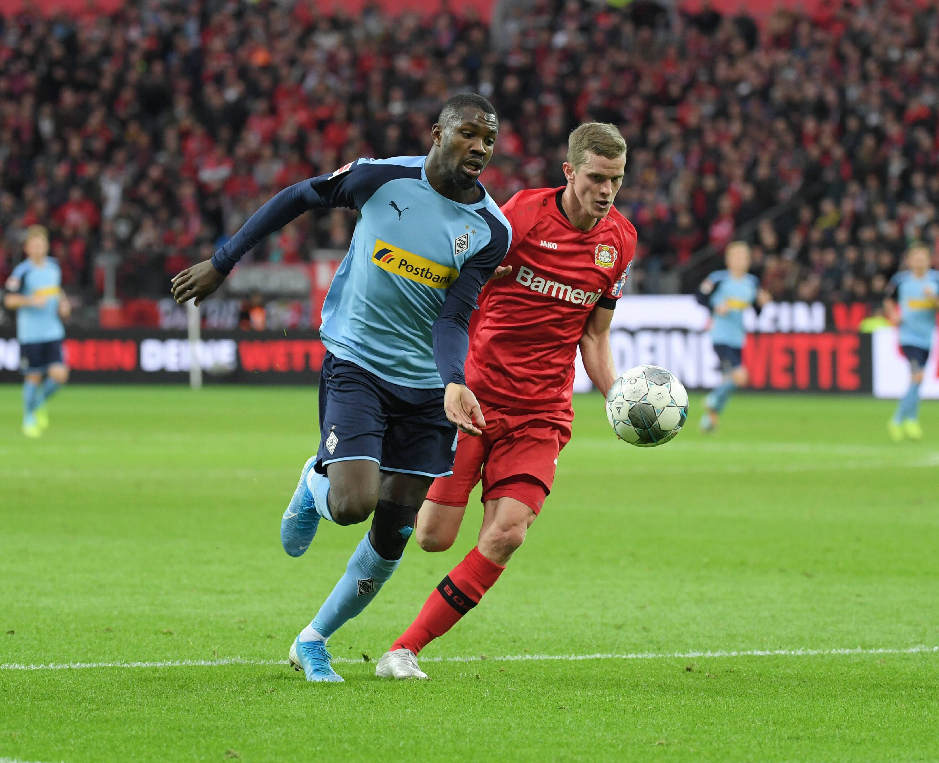 Borussias Marcus Thuram (l.) im Duell mit Leverkusens Sven Bender (r.