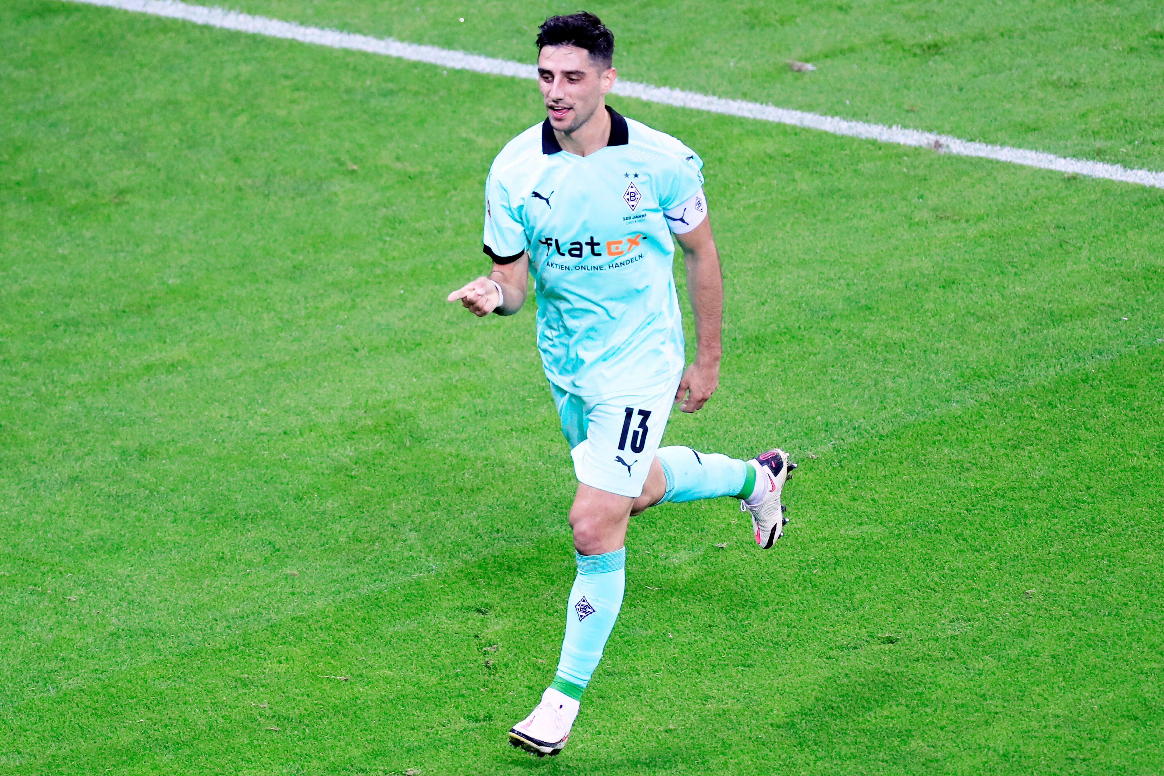 Lars Stindl, Kaptiän der Gladbacher Borussia, bejubelt seinen Treffer beim Bundesliga-Duell in Leverkusen.