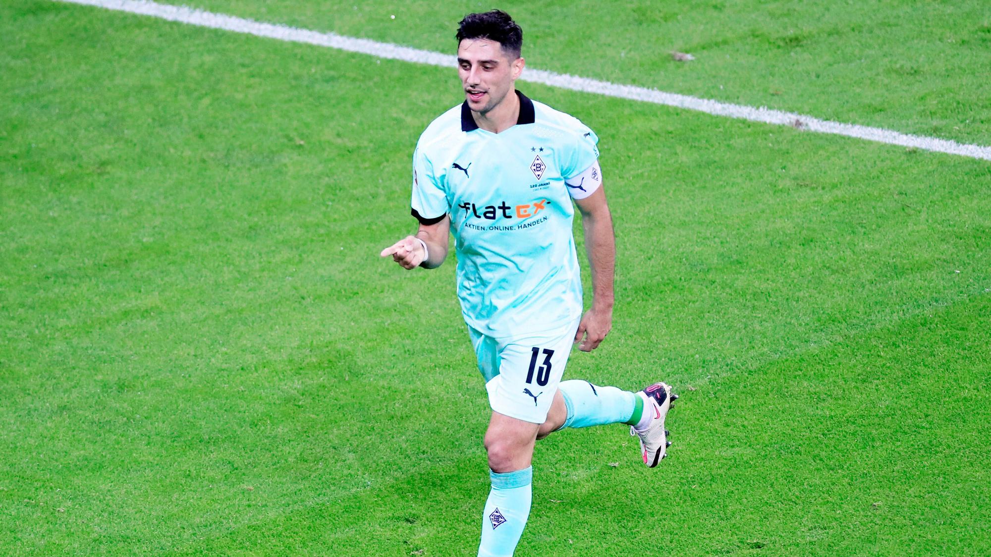Lars Stindl, Kaptiän der Gladbacher Borussia, bejubelt seinen Treffer beim Bundesliga-Duell in Leverkusen.