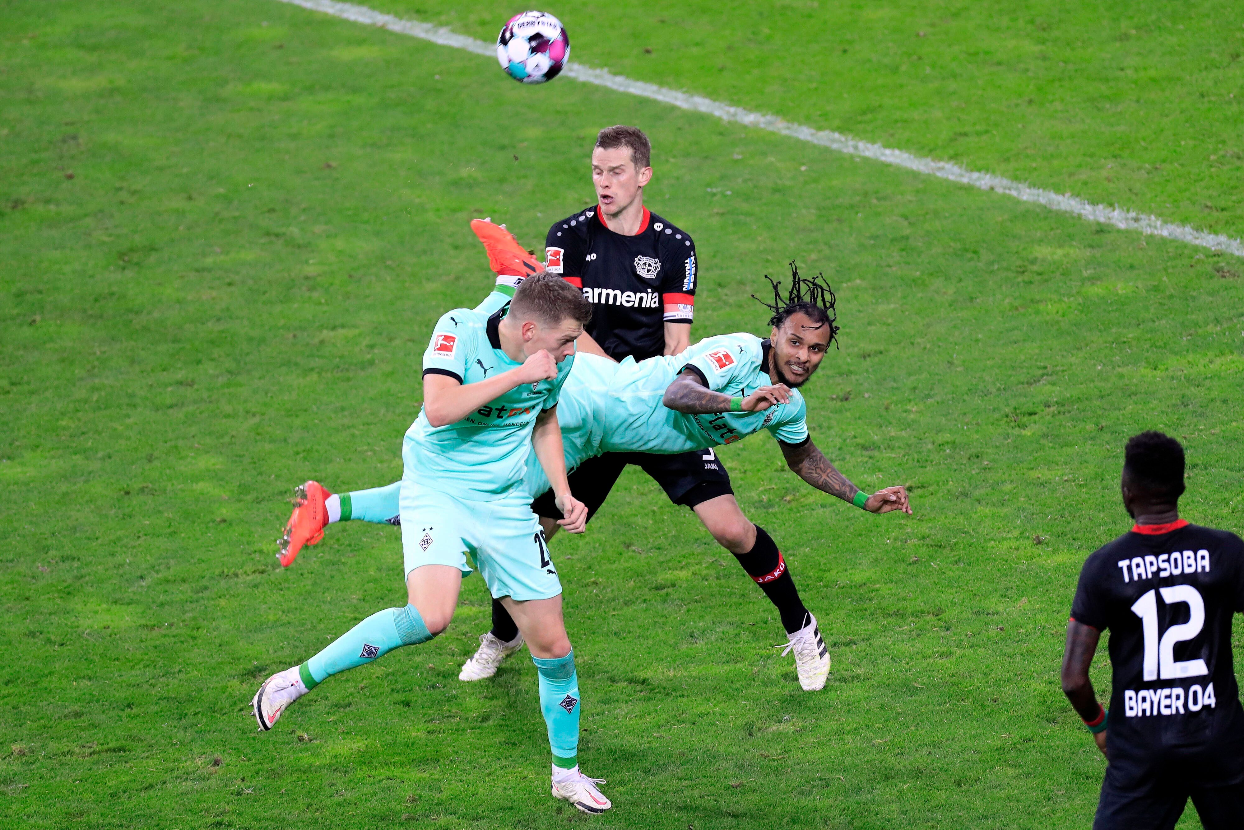 Valentino Lazaro (M.), Spieler der Gladbacher Borussia, erzielte gegen Bayer Leverkusen ein Traumtor mit der Hacke.